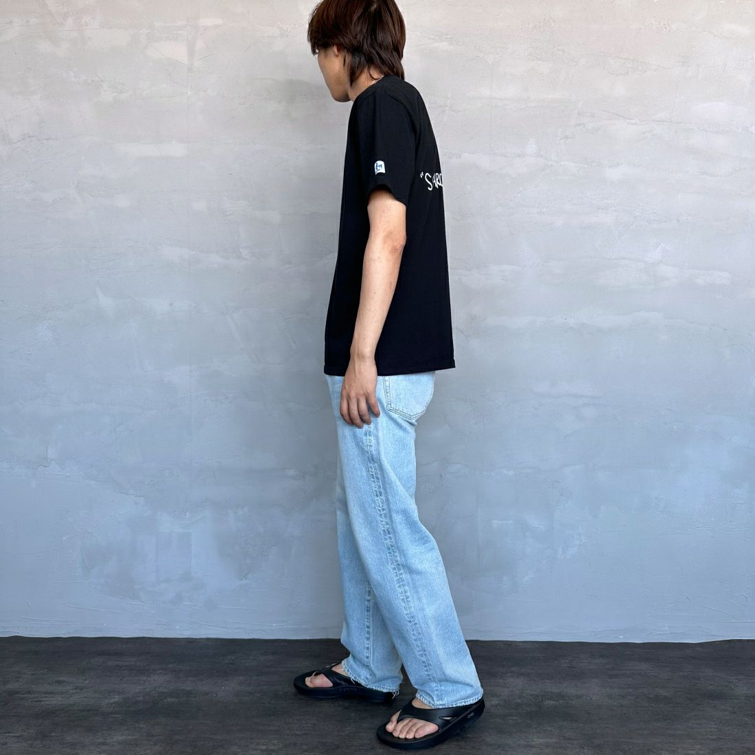 The Endless Summer [エンドレスサマー] 別注 手書き風ロゴ BUHIバックプリントTシャツ [FH-24574509-JF] 01 BLACK&&モデル身長：179cm 着用サイズ：L&&