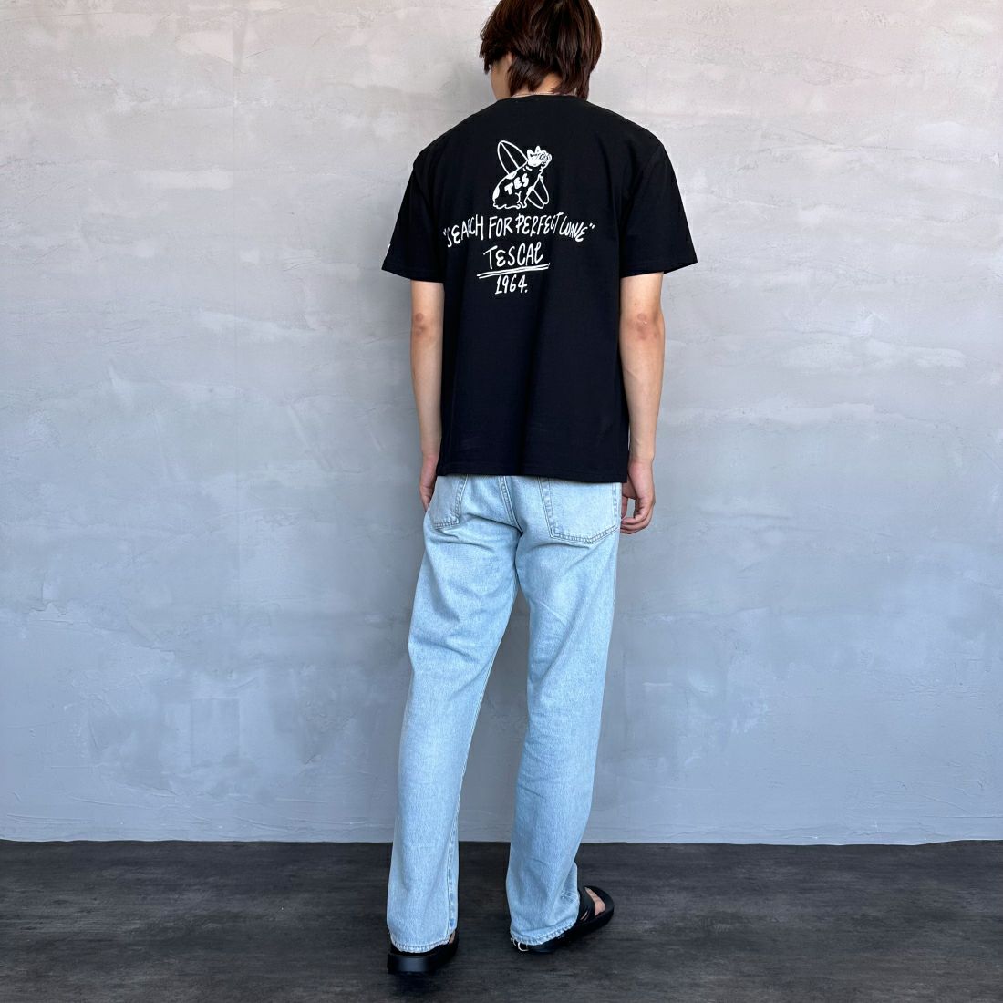 The Endless Summer [エンドレスサマー] 別注 手書き風ロゴ BUHIバックプリントTシャツ [FH-24574509-JF] 01 BLACK&&モデル身長：179cm 着用サイズ：L&&