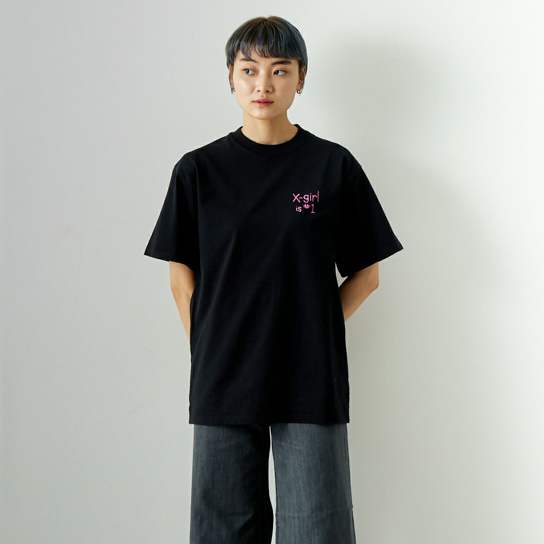 X-girl [エックスガール] フラッグショートスリーブTシャツ [105242011035] BLACK &&モデル身長：160cm 着用サイズ：M&&