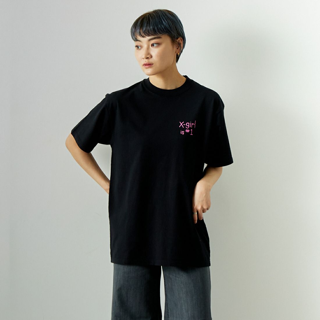 X-girl [エックスガール] フラッグショートスリーブTシャツ [105242011035] BLACK &&モデル身長：160cm 着用サイズ：M&&
