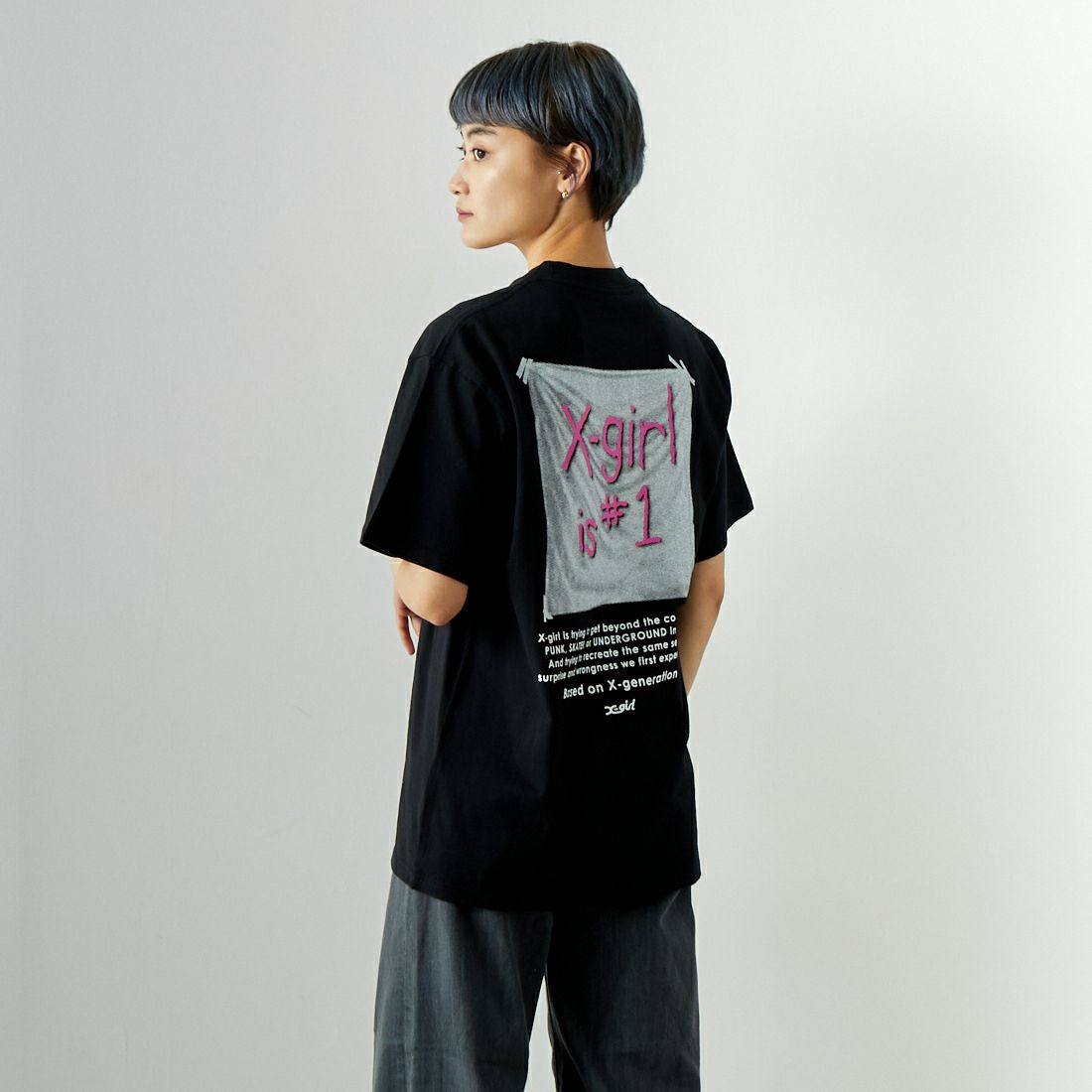 X-girl [エックスガール] フラッグショートスリーブTシャツ [105242011035] BLACK &&モデル身長：160cm 着用サイズ：M&&
