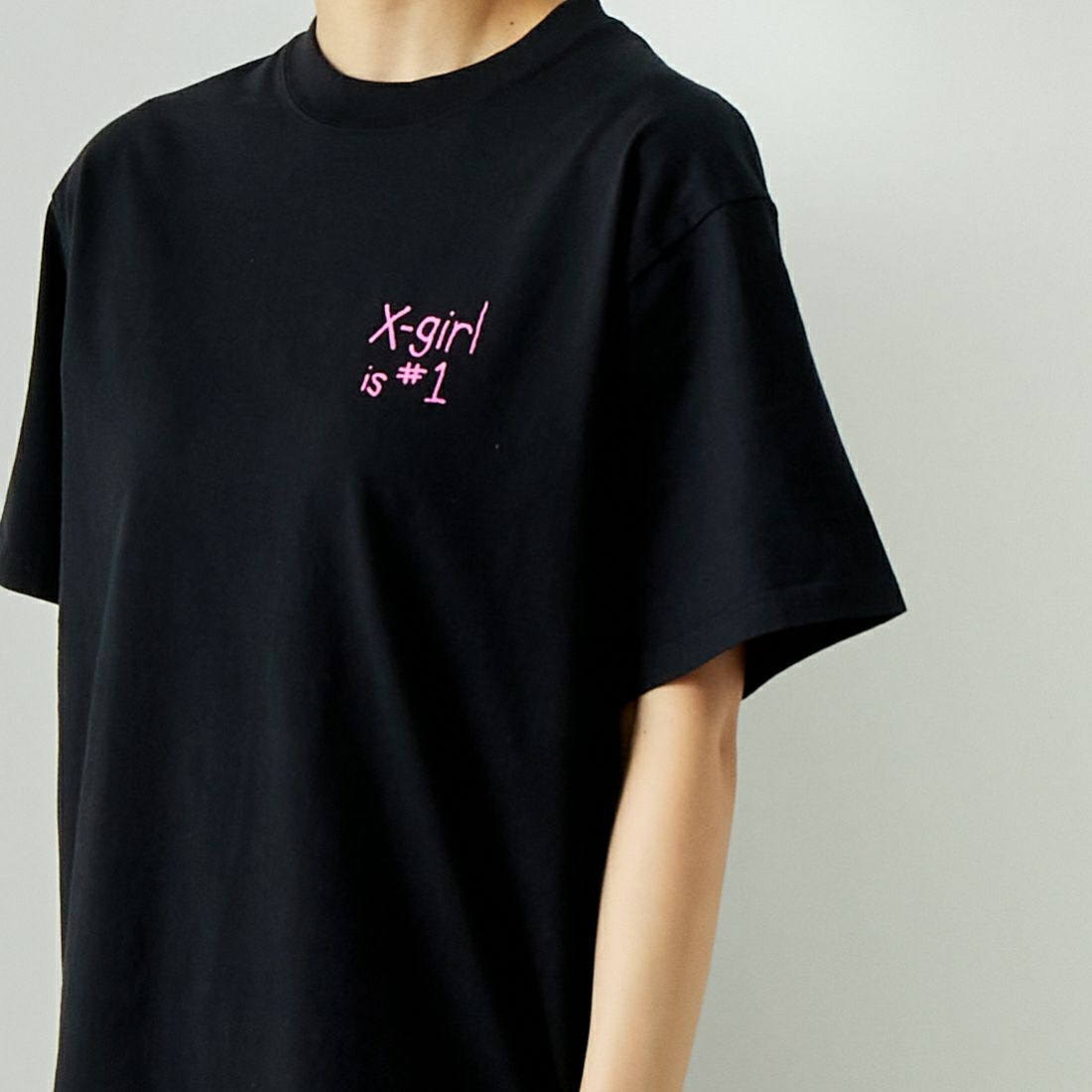 X-girl [エックスガール] フラッグショートスリーブTシャツ [105242011035] BLACK &&モデル身長：160cm 着用サイズ：M&&