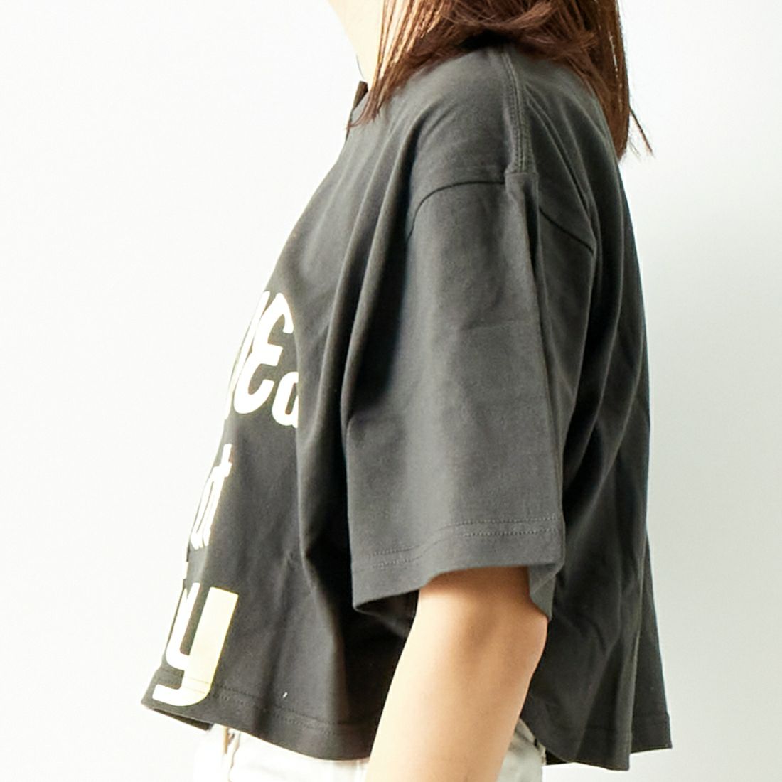 SCREEN STARS [スクリーンスターズ] 別注 リメイクプリントTシャツ [2422-RMPTIN-JF] BLACK &&モデル身長：167cm 着用サイズ：F&&