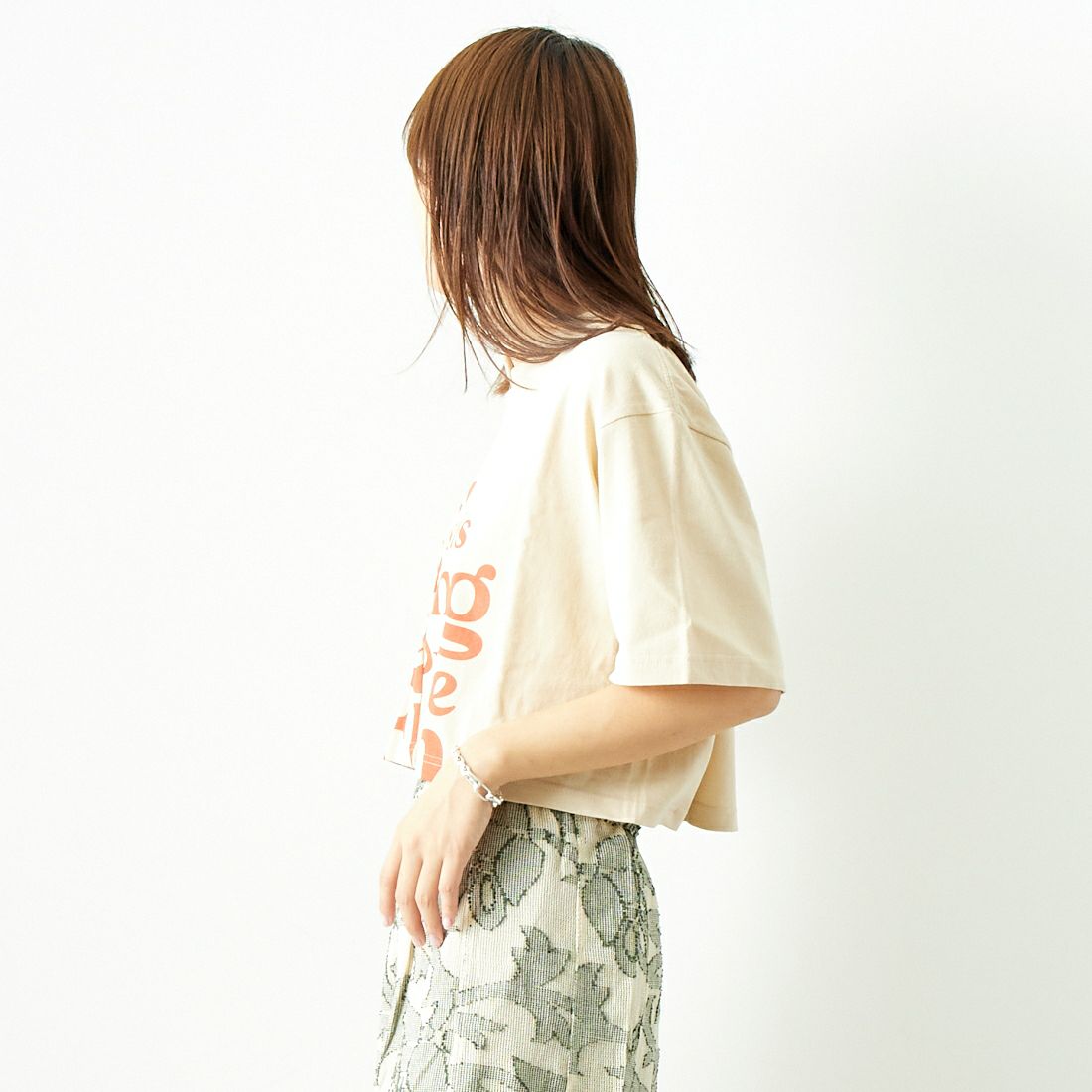 SCREEN STARS [スクリーンスターズ] 別注 リメイクプリントTシャツ [2422-RMPTIN-JF] BEIGE &&モデル身長：167cm 着用サイズ：F&&