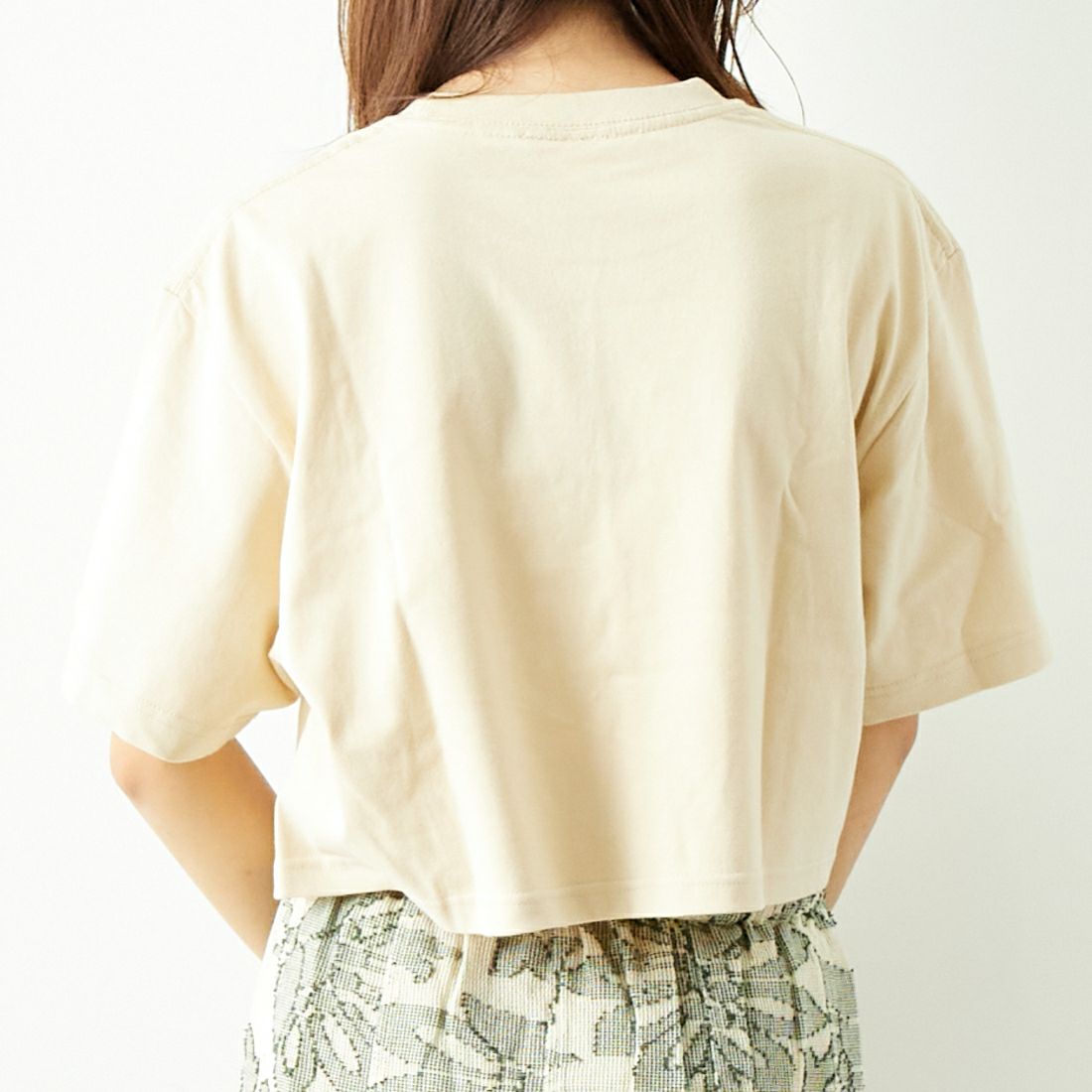 SCREEN STARS [スクリーンスターズ] 別注 リメイクプリントTシャツ [2422-RMPTIN-JF] BEIGE &&モデル身長：167cm 着用サイズ：F&&