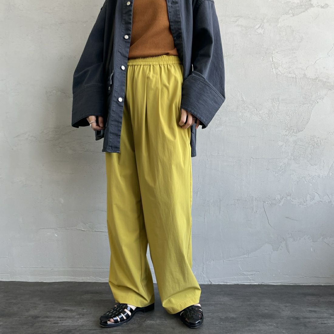 Jeans Factory Clothes [ジーンズファクトリークローズ] 7DAYS ナイロンストレートイージーパンツ [IN10-PT-4] YELLOW &&モデル身長：160cm 着用サイズ：F&&