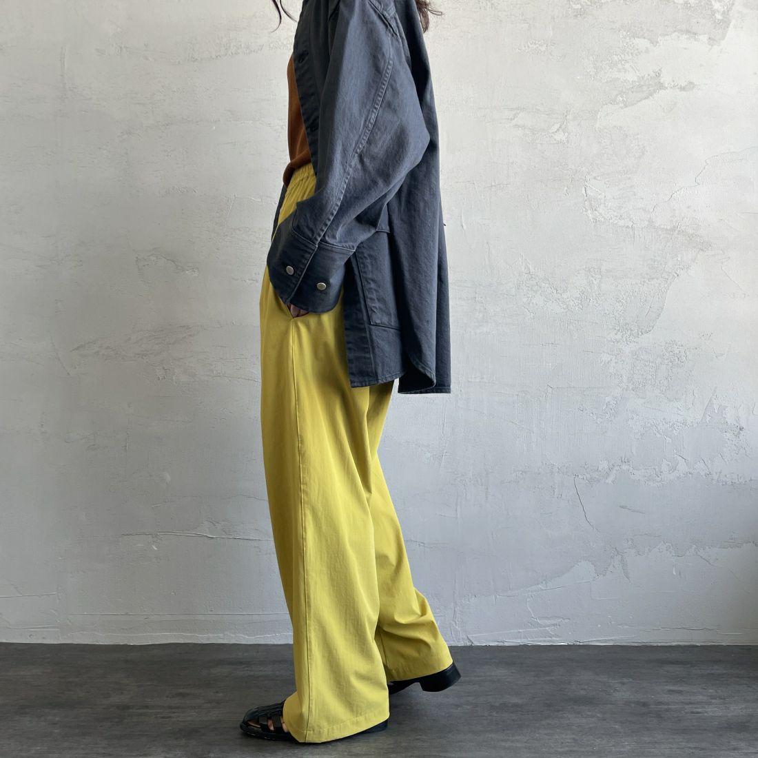 Jeans Factory Clothes [ジーンズファクトリークローズ] 7DAYS ナイロンストレートイージーパンツ [IN10-PT-4] YELLOW &&モデル身長：160cm 着用サイズ：F&&