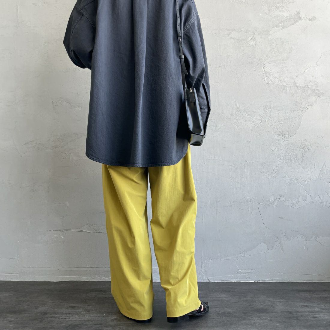 Jeans Factory Clothes [ジーンズファクトリークローズ] 7DAYS ナイロンストレートイージーパンツ [IN10-PT-4] YELLOW &&モデル身長：160cm 着用サイズ：F&&