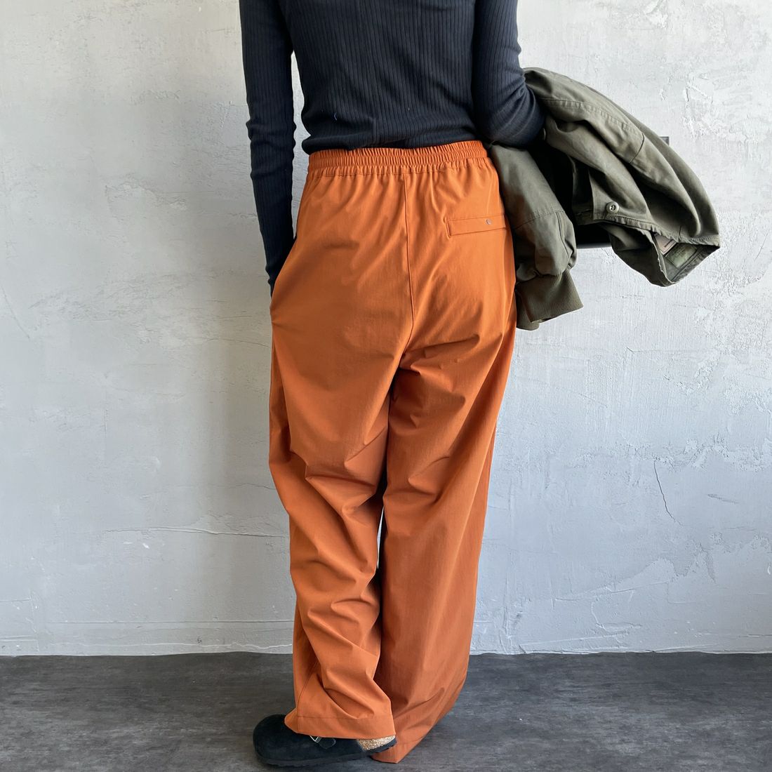 Jeans Factory Clothes [ジーンズファクトリークローズ] 7DAYS ナイロンストレートイージーパンツ [IN10-PT-4] ORANGE &&モデル身長：158cm 着用サイズ：F&&