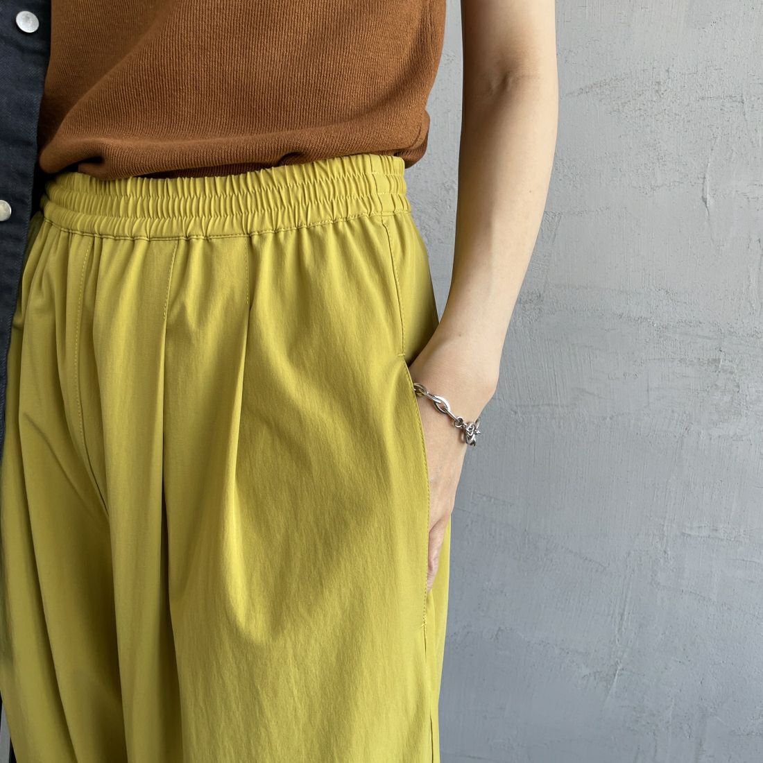 Jeans Factory Clothes [ジーンズファクトリークローズ] 7DAYS ナイロンストレートイージーパンツ [IN10-PT-4] YELLOW &&モデル身長：160cm 着用サイズ：F&&