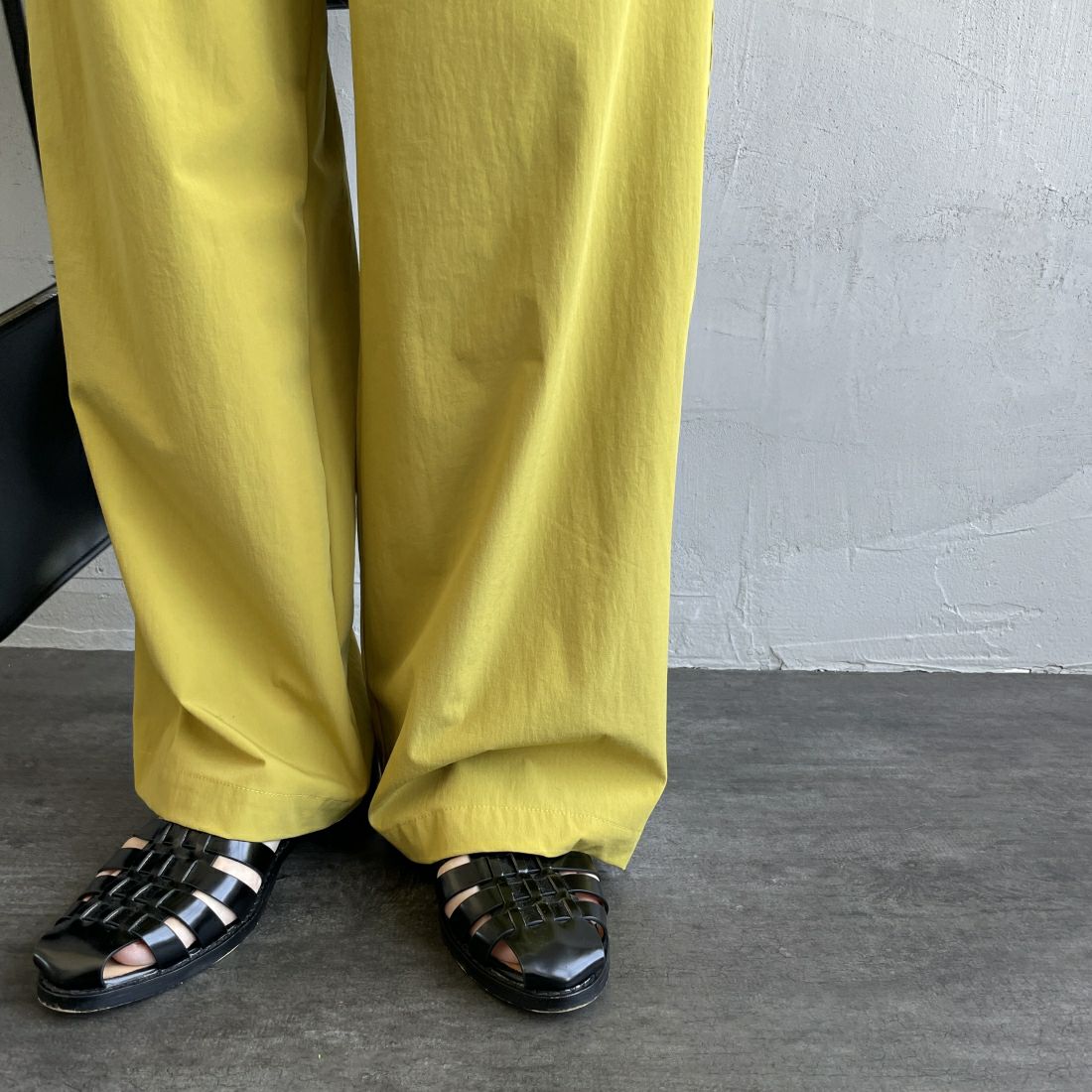 Jeans Factory Clothes [ジーンズファクトリークローズ] 7DAYS ナイロンストレートイージーパンツ [IN10-PT-4] YELLOW &&モデル身長：160cm 着用サイズ：F&&