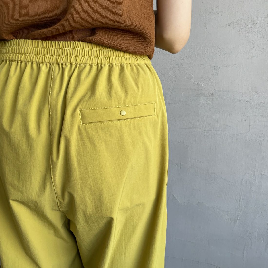 Jeans Factory Clothes [ジーンズファクトリークローズ] 7DAYS ナイロンストレートイージーパンツ [IN10-PT-4] YELLOW &&モデル身長：160cm 着用サイズ：F&&