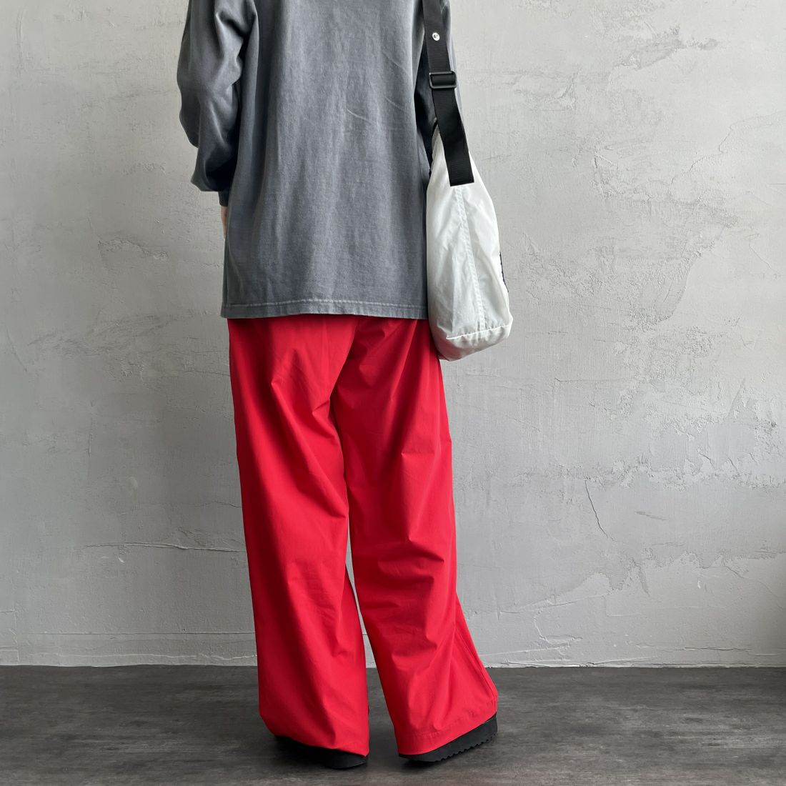Jeans Factory Clothes [ジーンズファクトリークローズ] 7DAYS ナイロンストレートイージーパンツ [IN10-PT-4] RED &&モデル身長：160cm 着用サイズ：F&&