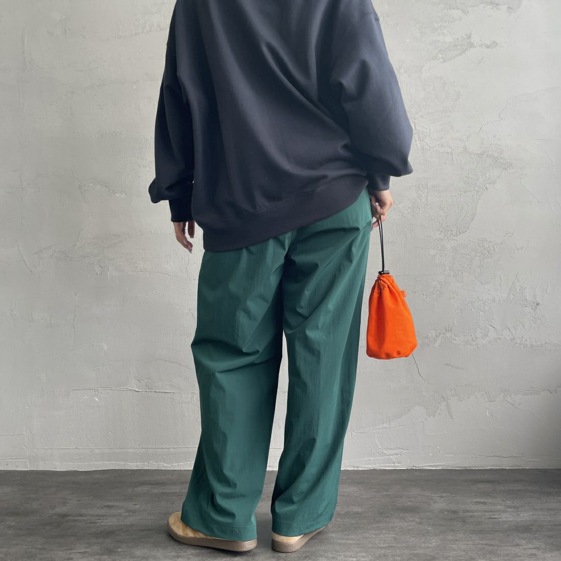 Jeans Factory Clothes [ジーンズファクトリークローズ] 7DAYS ナイロンストレートイージーパンツ [IN10-PT-4] GREEN &&モデル身長：163cm 着用サイズ：F&&