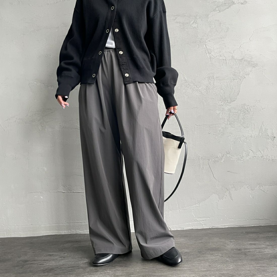 Jeans Factory Clothes [ジーンズファクトリークローズ] 7DAYS ナイロンストレートイージーパンツ [IN10-PT-4] CHARCOAL &&モデル身長：163cm 着用サイズ：F&&