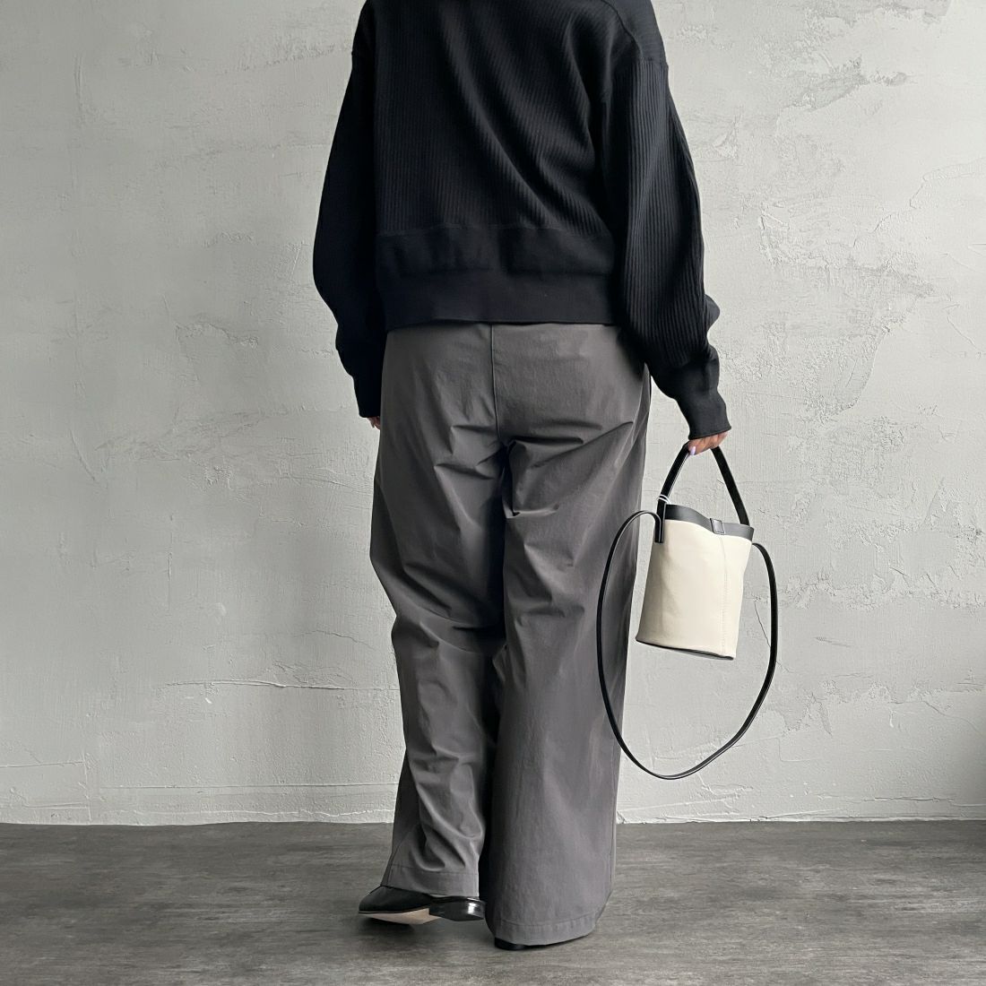 Jeans Factory Clothes [ジーンズファクトリークローズ] 7DAYS ナイロンストレートイージーパンツ [IN10-PT-4] CHARCOAL &&モデル身長：163cm 着用サイズ：F&&