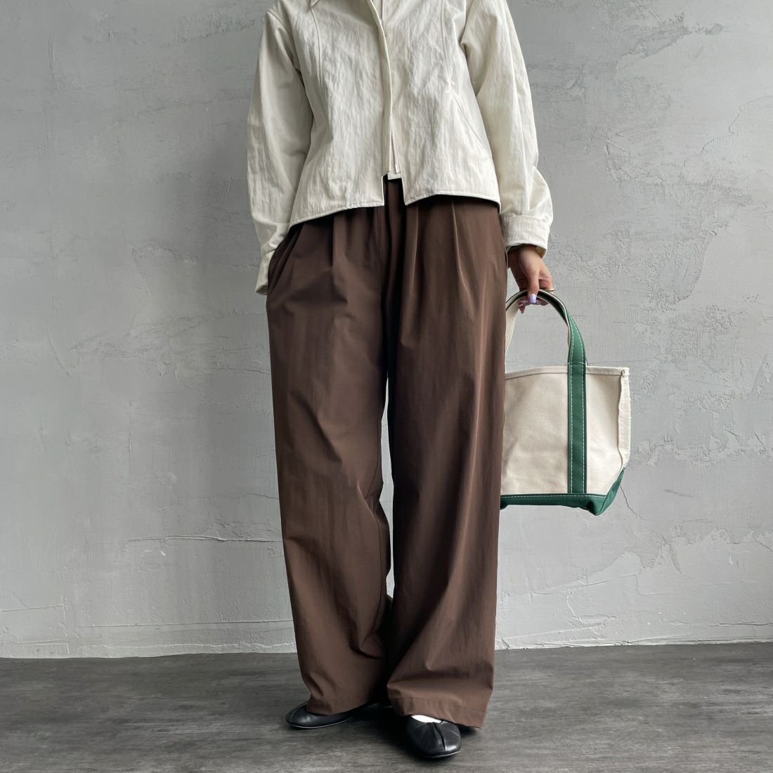 Jeans Factory Clothes [ジーンズファクトリークローズ] 7DAYS ナイロンストレートイージーパンツ [IN10-PT-4] BROWN &&モデル身長：163cm 着用サイズ：F&&