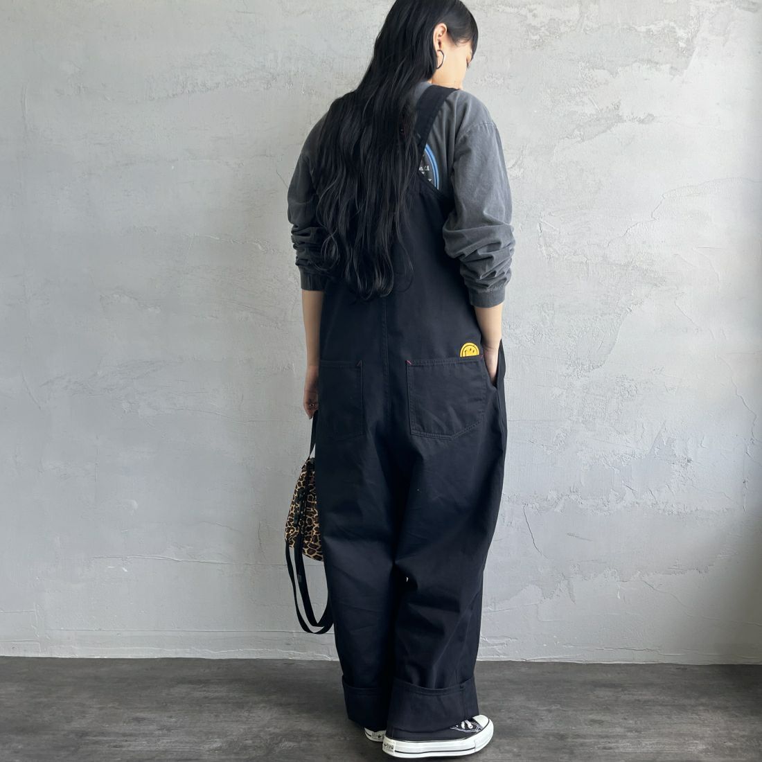 PAY DAY [ペイデイ] 別注 ランダムペイント ベアトップオーバーオール [PD22-OA-IN4-JF] BLACK &&モデル身長：156cm 着用サイズ：M&&