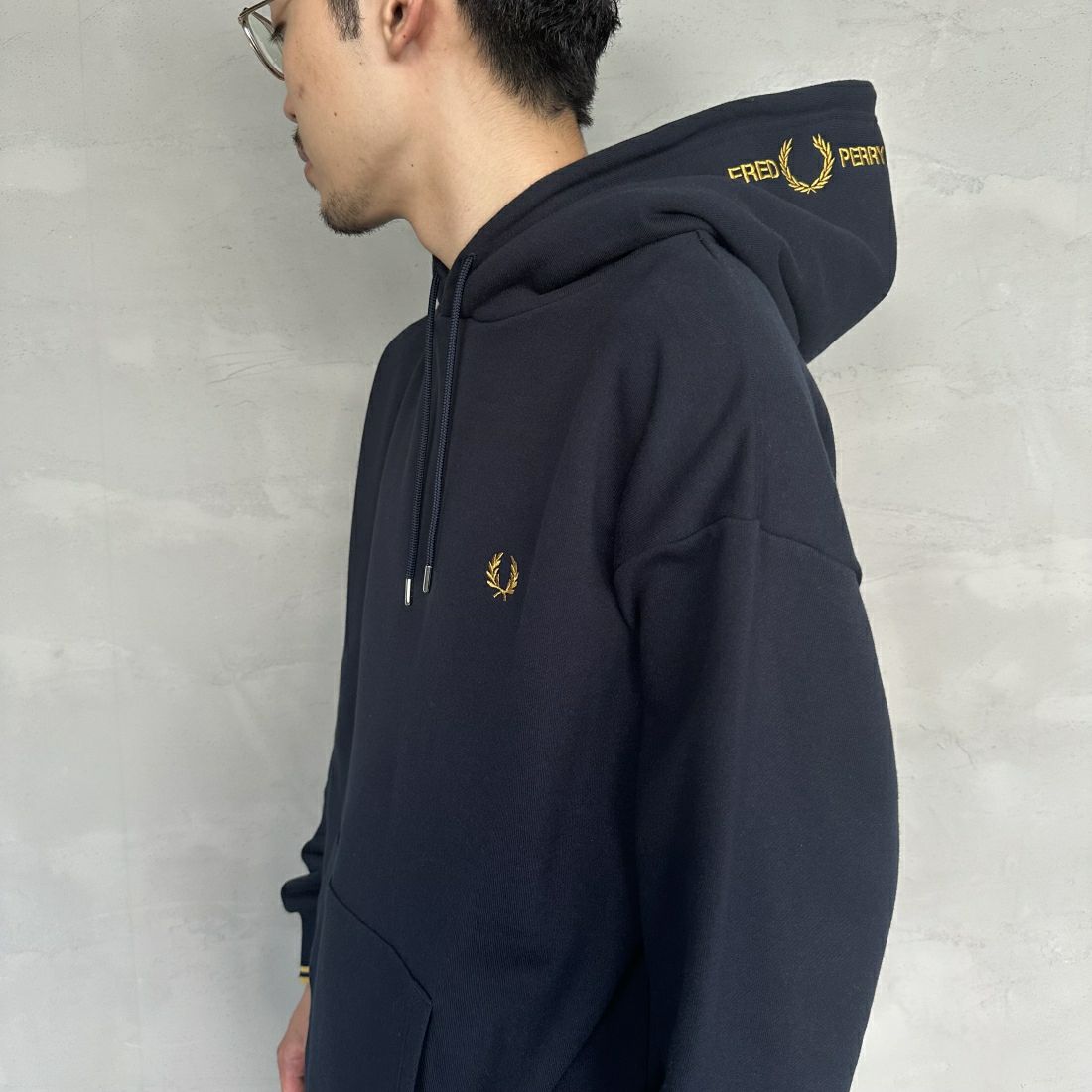 FRED PERRY [フレッドペリー] 別注 フードロゴ刺繍スウェットパーカー [FPM-24A-005-JF]｜ジーンズファクトリー公式通販サイト  - JEANS FACTORY Online Shop