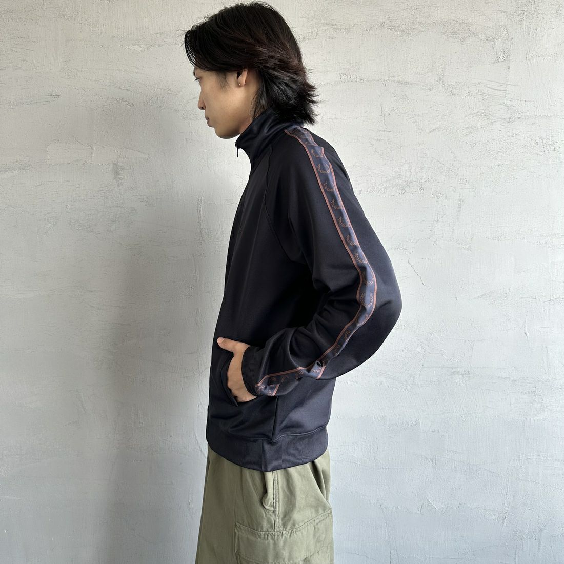 FRED PERRY [フレッドペリー] コントラストテープ トラックジャケット [J5557] W71 NAVY/C &&モデル身長：179cm 着用サイズ：L&&
