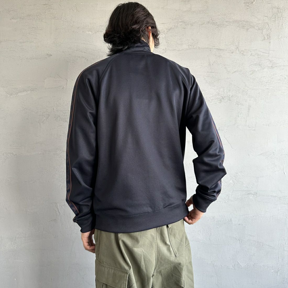 FRED PERRY [フレッドペリー] コントラストテープ トラックジャケット [J5557] W71 NAVY/C &&モデル身長：179cm 着用サイズ：L&&