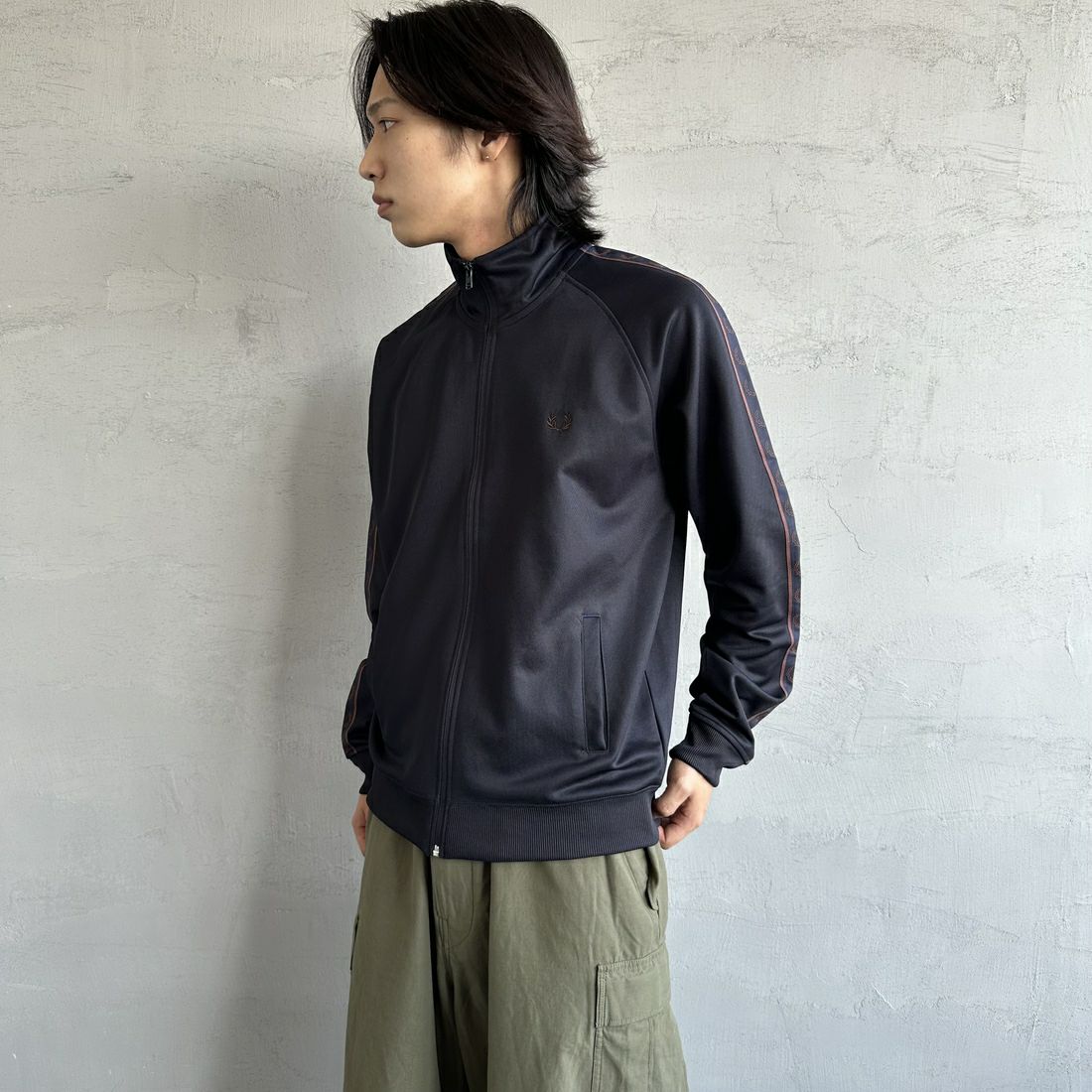 FRED PERRY [フレッドペリー] コントラストテープ トラックジャケット [J5557] W71 NAVY/C &&モデル身長：179cm 着用サイズ：L&&