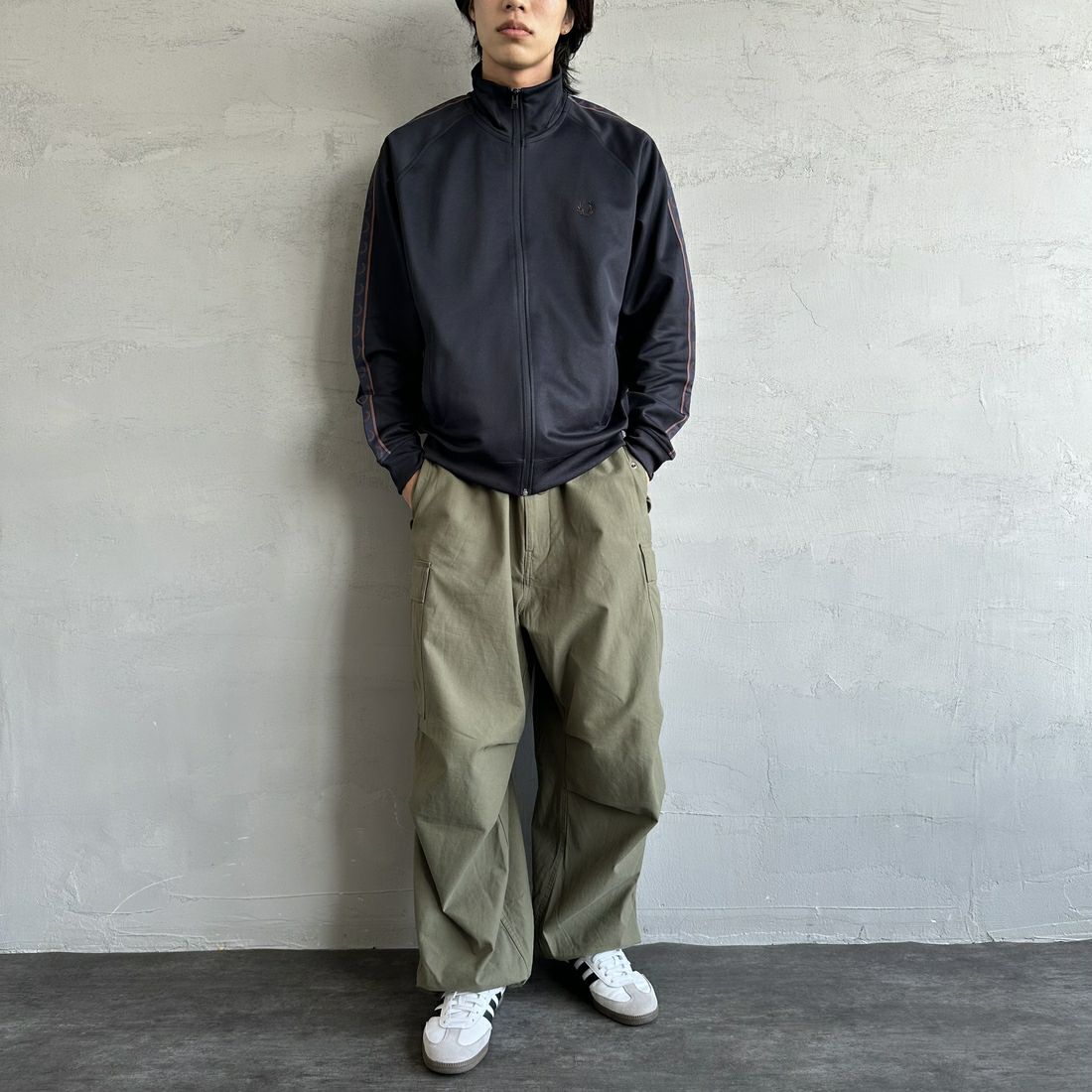 FRED PERRY [フレッドペリー] コントラストテープ トラックジャケット [J5557] W71 NAVY/C &&モデル身長：179cm 着用サイズ：L&&