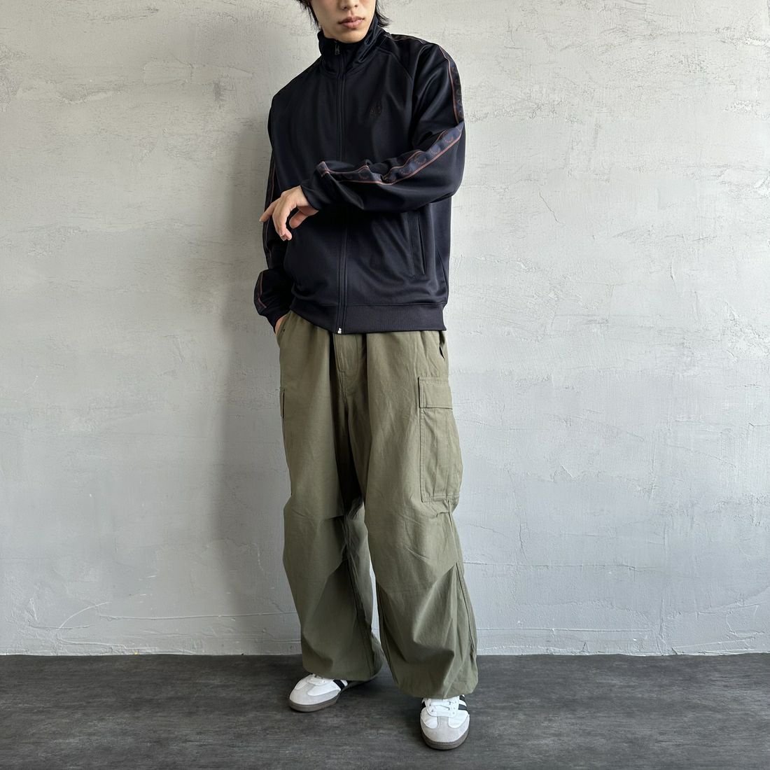 FRED PERRY [フレッドペリー] コントラストテープ トラックジャケット [J5557] W71 NAVY/C &&モデル身長：179cm 着用サイズ：L&&