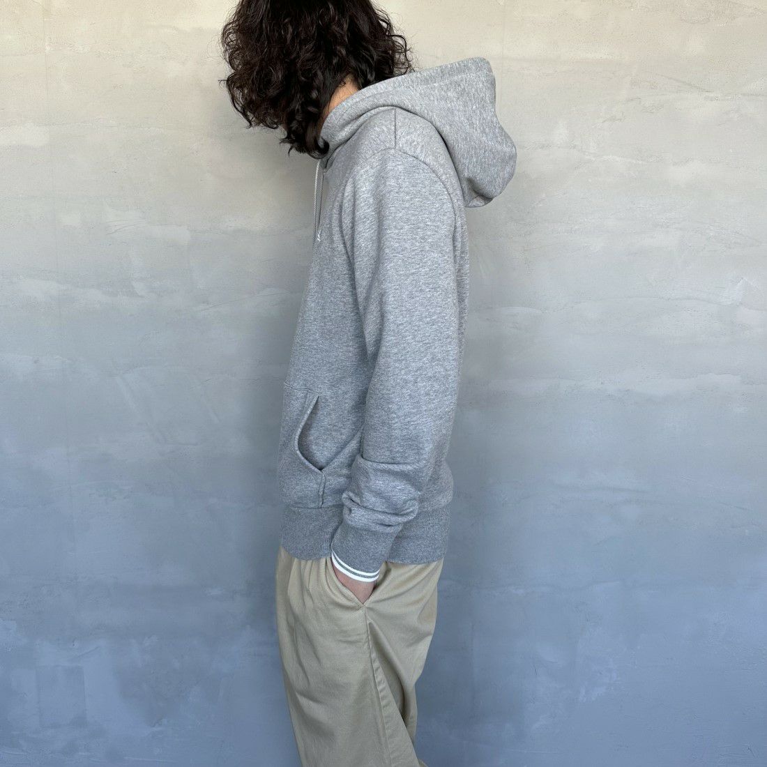 FRED PERRY [フレッドペリー] ワンポイントロゴ刺繍 スウェットパーカー [M2643] R49 STEEL &&モデル身長：173cm 着用サイズ：M&&