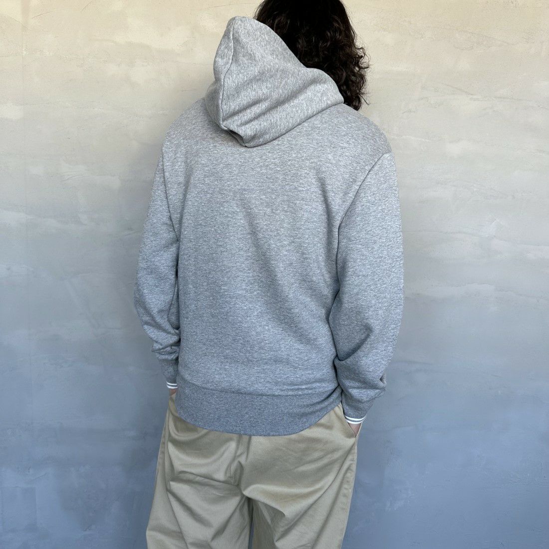 FRED PERRY [フレッドペリー] ワンポイントロゴ刺繍 スウェットパーカー [M2643] R49 STEEL &&モデル身長：173cm 着用サイズ：M&&