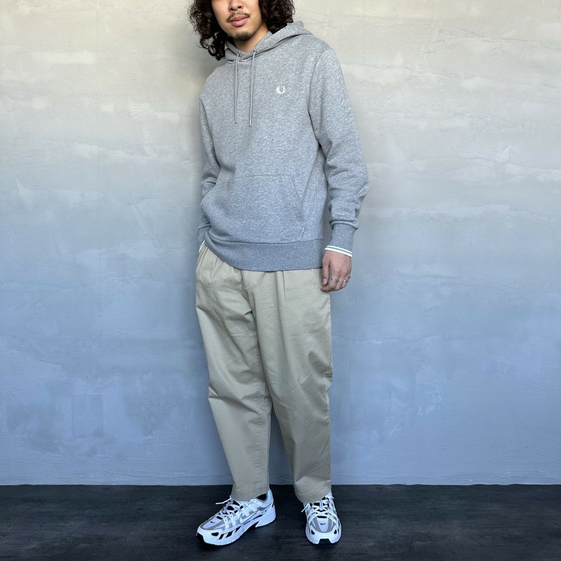 FRED PERRY [フレッドペリー] ワンポイントロゴ刺繍 スウェットパーカー [M2643] R49 STEEL &&モデル身長：173cm 着用サイズ：M&&