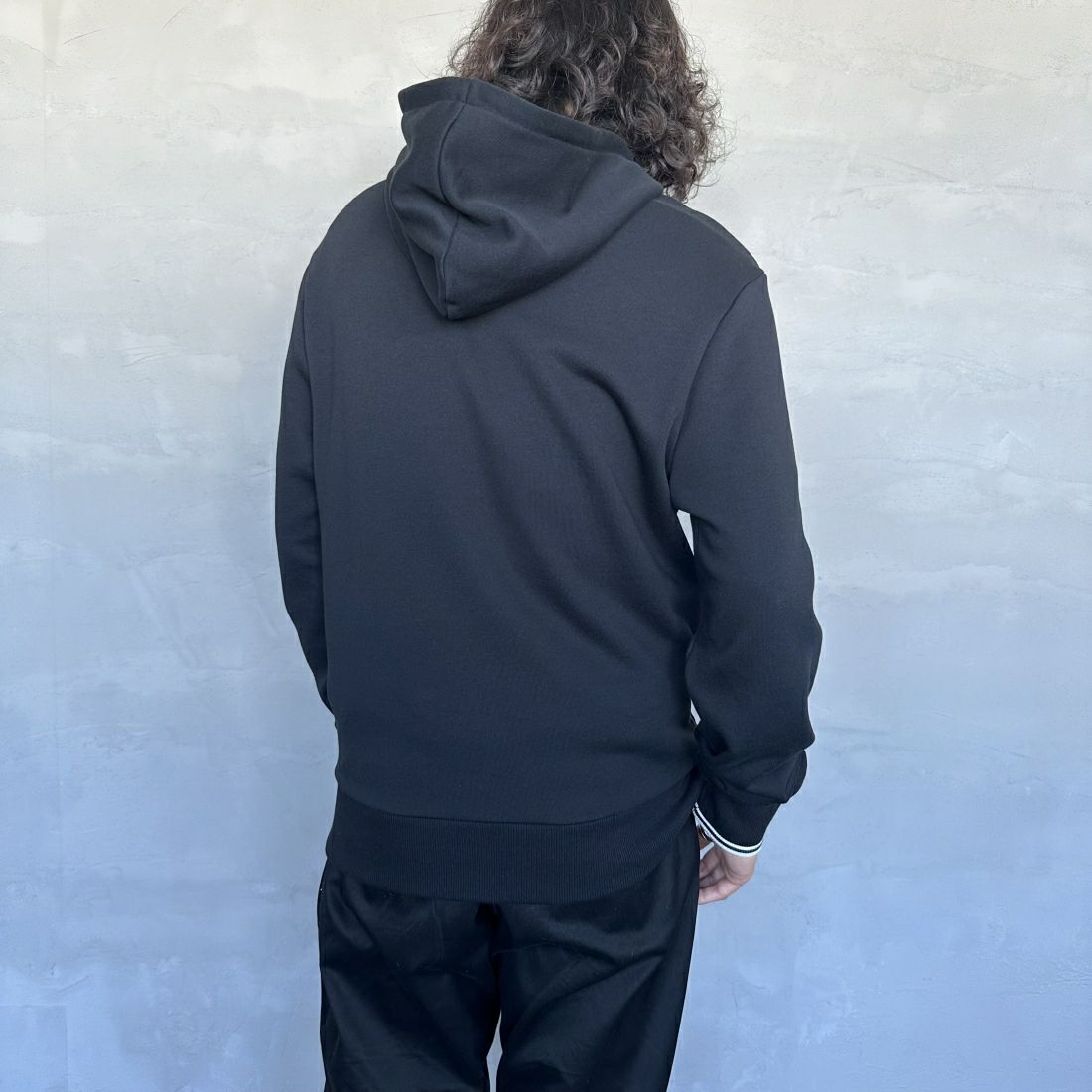 FRED PERRY [フレッドペリー] ワンポイントロゴ刺繍 スウェットパーカー [M2643] 102 BLACK &&モデル身長：173cm 着用サイズ：M&&