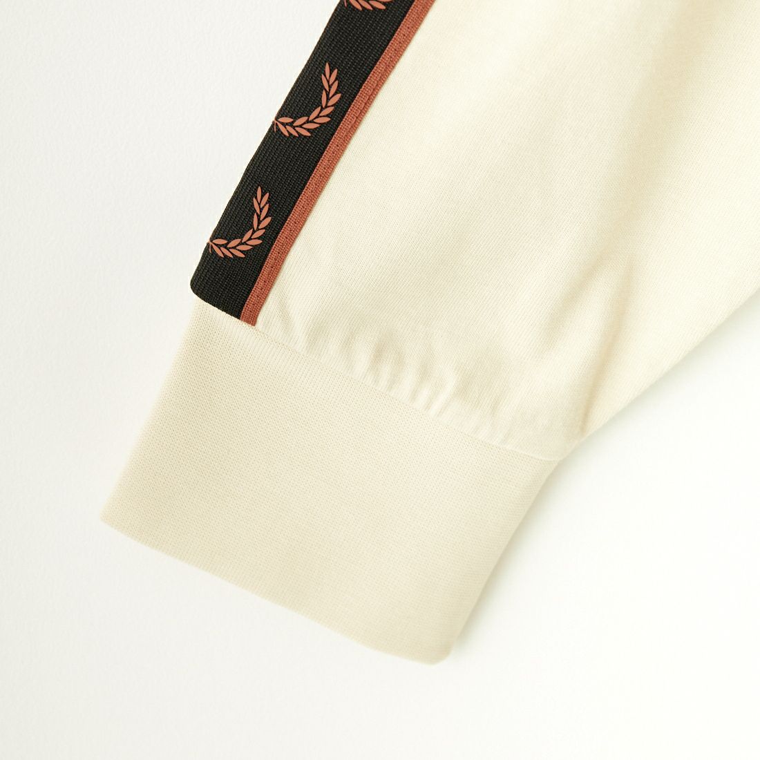 【予約商品】FRED PERRY [フレッドペリー] コントラストトラックテープ ワンポイントロゴ刺繍Tシャツ [M4675]