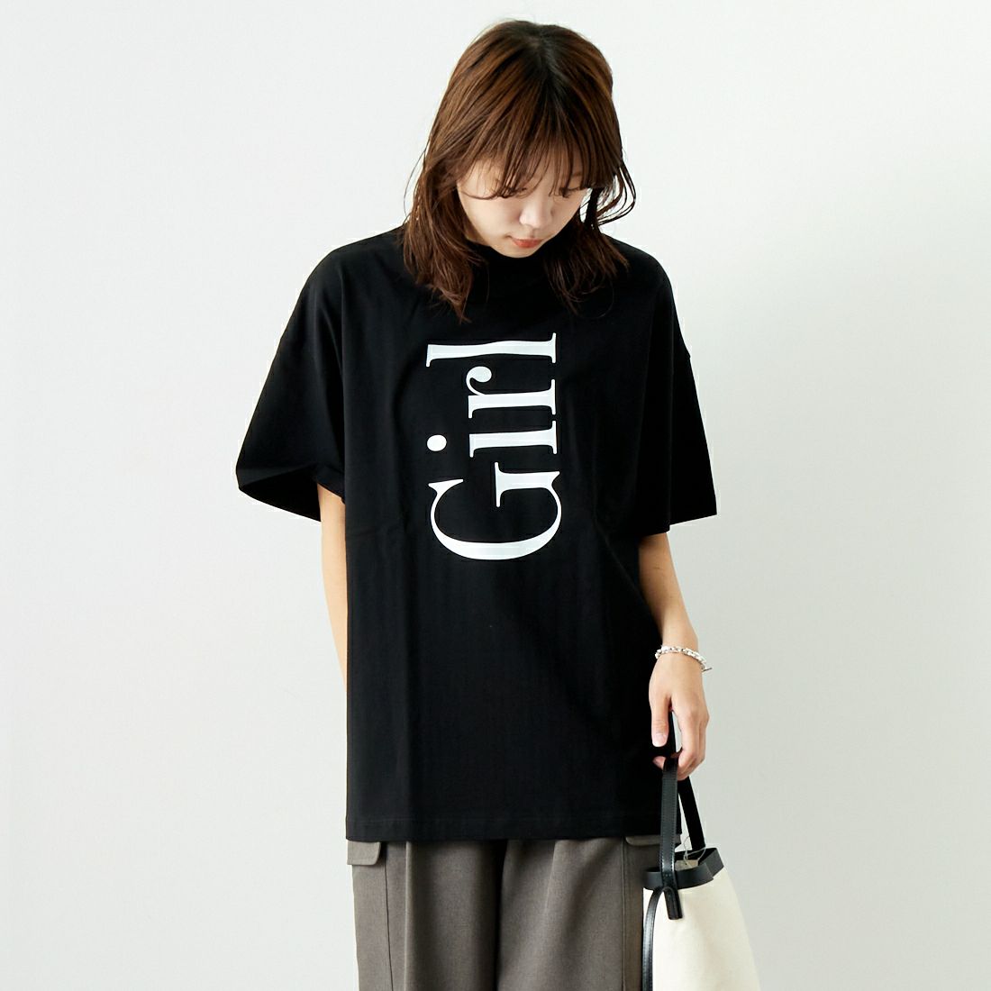 MARGAUX [マルゴー] モックネックロゴTシャツ [MG-CT-24102-A] BLACK/WHIT &&モデル身長：167cm 着用サイズ：F&&
