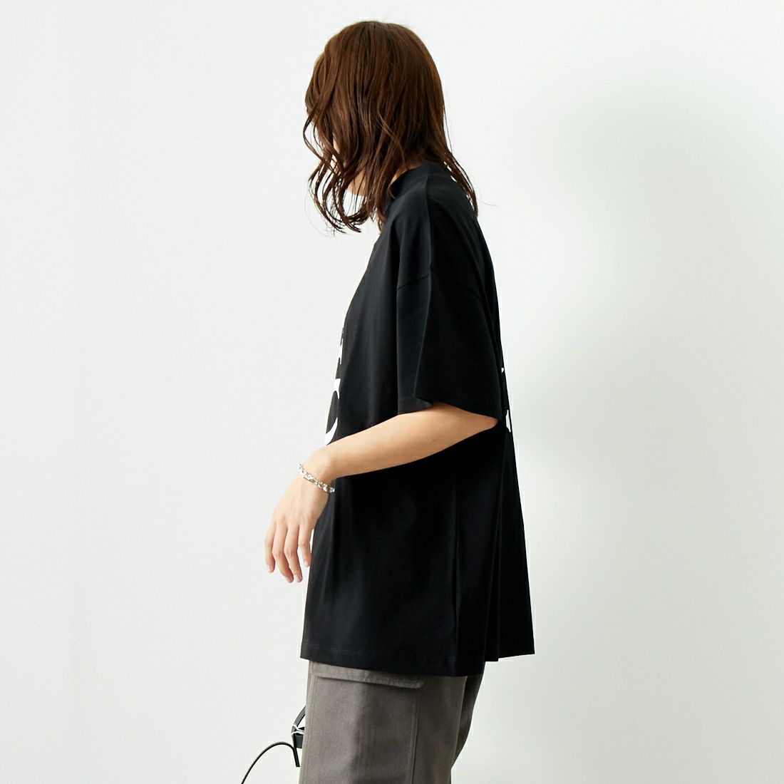 MARGAUX [マルゴー] モックネックロゴTシャツ [MG-CT-24102-A] BLACK/WHIT &&モデル身長：167cm 着用サイズ：F&&
