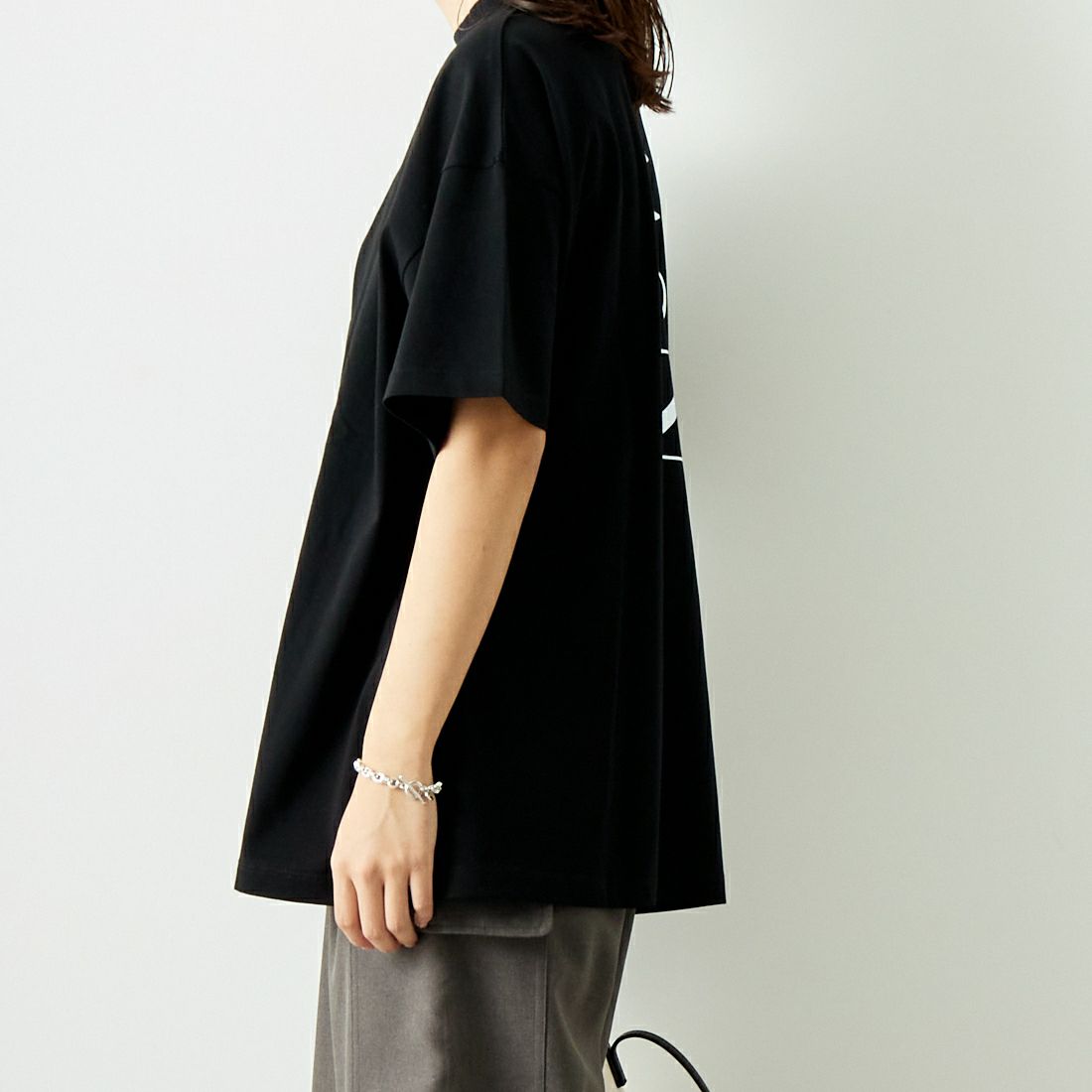 MARGAUX [マルゴー] モックネックロゴTシャツ [MG-CT-24102-A] BLACK/WHIT &&モデル身長：167cm 着用サイズ：F&&