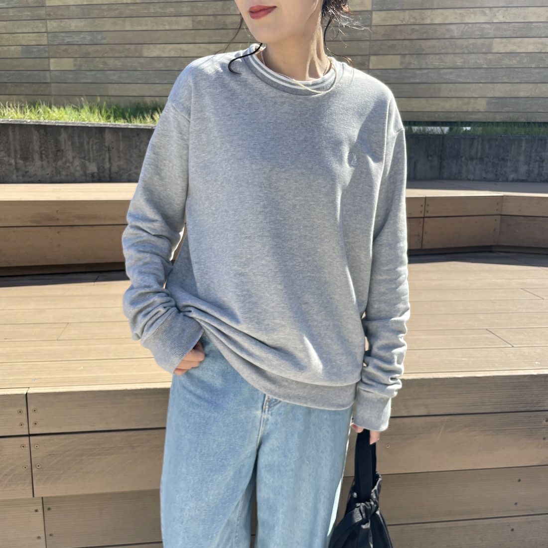 FRED PERRY [フレッドペリー] 別注 ツインティップライン ワンポイントロゴ刺繍クルーネックスウェット [FPM-24A-004-JF] STEEL MARL &&モデル身長：160cm 着用サイズ：S&&