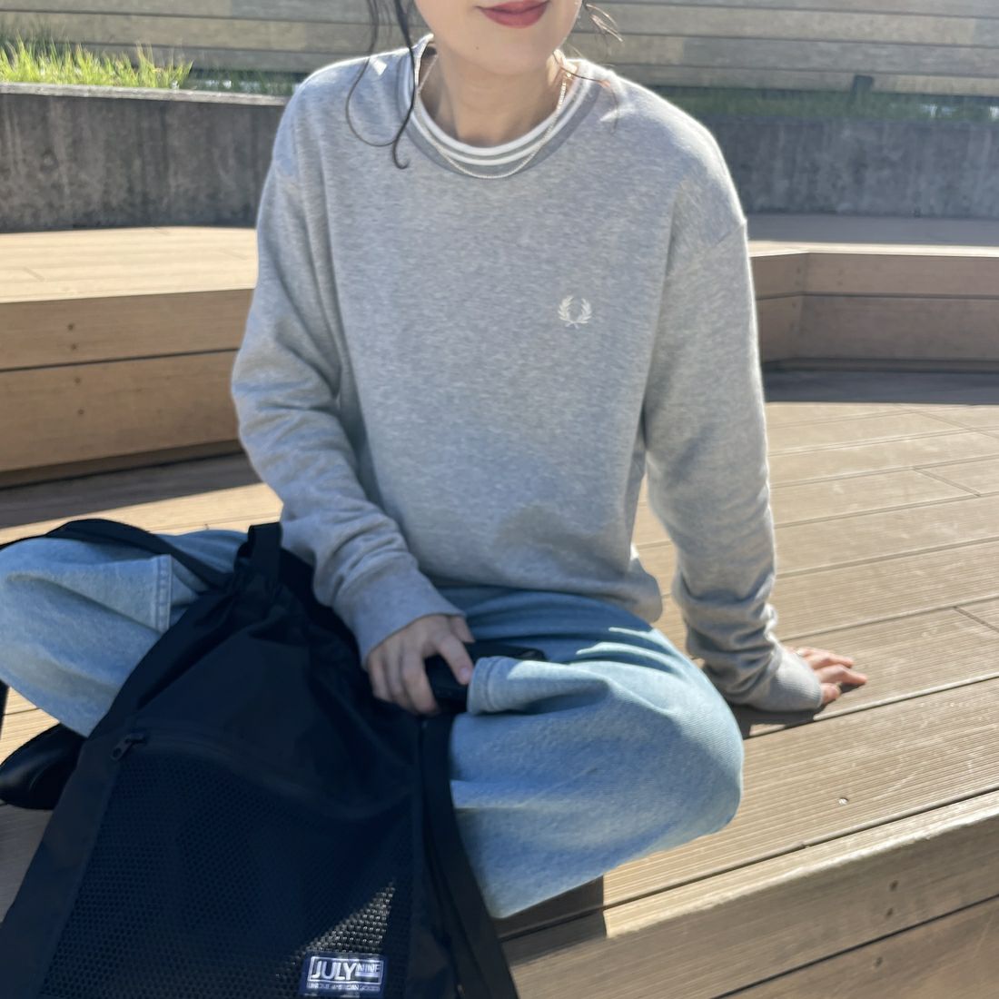 FRED PERRY [フレッドペリー] 別注 ツインティップライン ワンポイントロゴ刺繍クルーネックスウェット [FPM-24A-004-JF] STEEL MARL &&モデル身長：160cm 着用サイズ：S&&