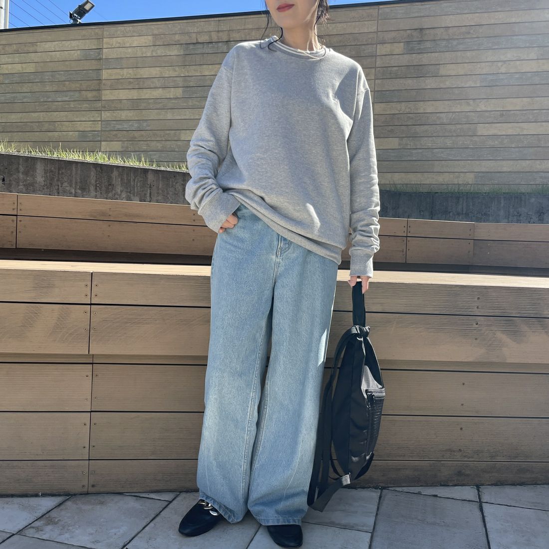 FRED PERRY [フレッドペリー] 別注 ツインティップライン ワンポイントロゴ刺繍クルーネックスウェット [FPM-24A-004-JF] STEEL MARL &&モデル身長：160cm 着用サイズ：S&&