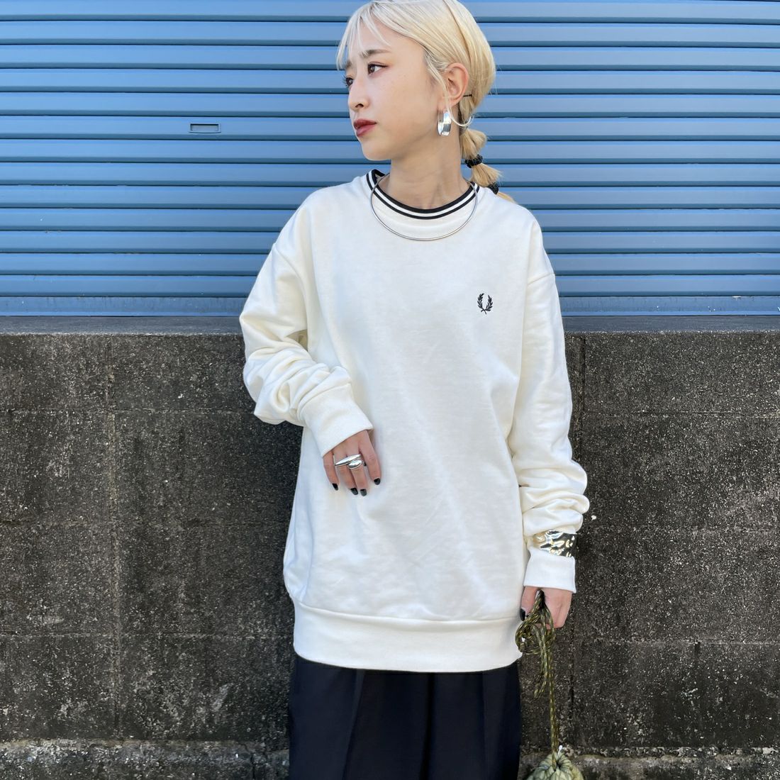 FRED PERRY [フレッドペリー] 別注 ツインティップライン ワンポイントロゴ刺繍クルーネックスウェット [FPM-24A-004-JF] ECRU &&モデル身長：150cm 着用サイズ：S&&