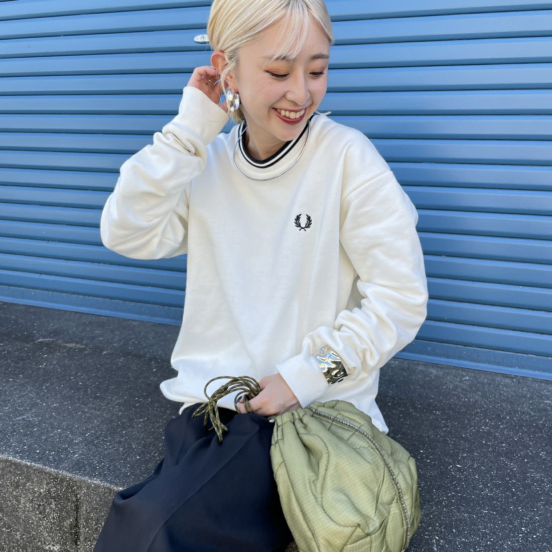 FRED PERRY [フレッドペリー] 別注 ツインティップライン ワンポイントロゴ刺繍クルーネックスウェット [FPM-24A-004-JF] ECRU &&モデル身長：150cm 着用サイズ：S&&