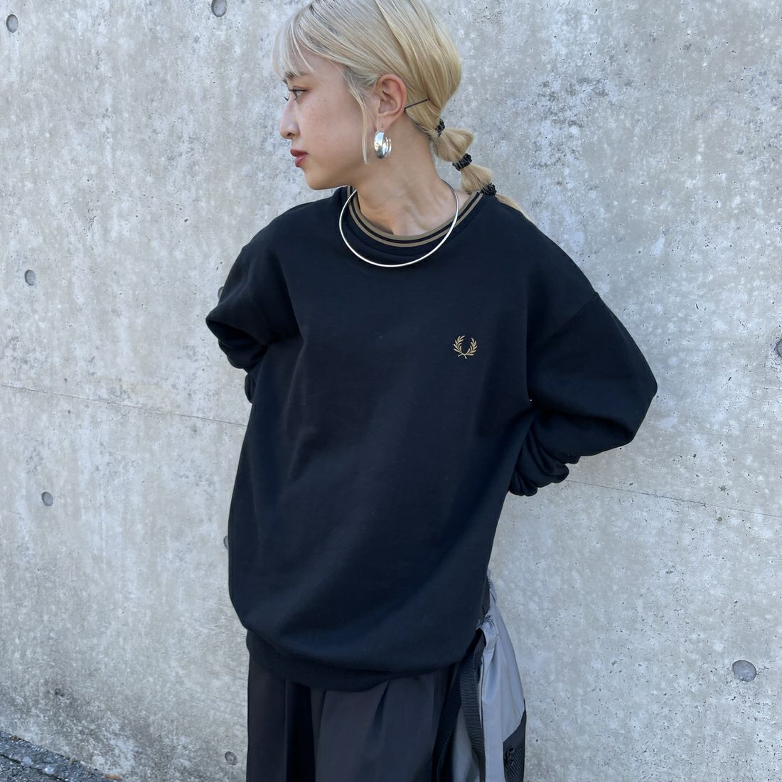 FRED PERRY [フレッドペリー] 別注 ツインティップライン ワンポイントロゴ刺繍クルーネックスウェット [FPM-24A-004-JF] BLACK &&モデル身長：150cm 着用サイズ：S&&