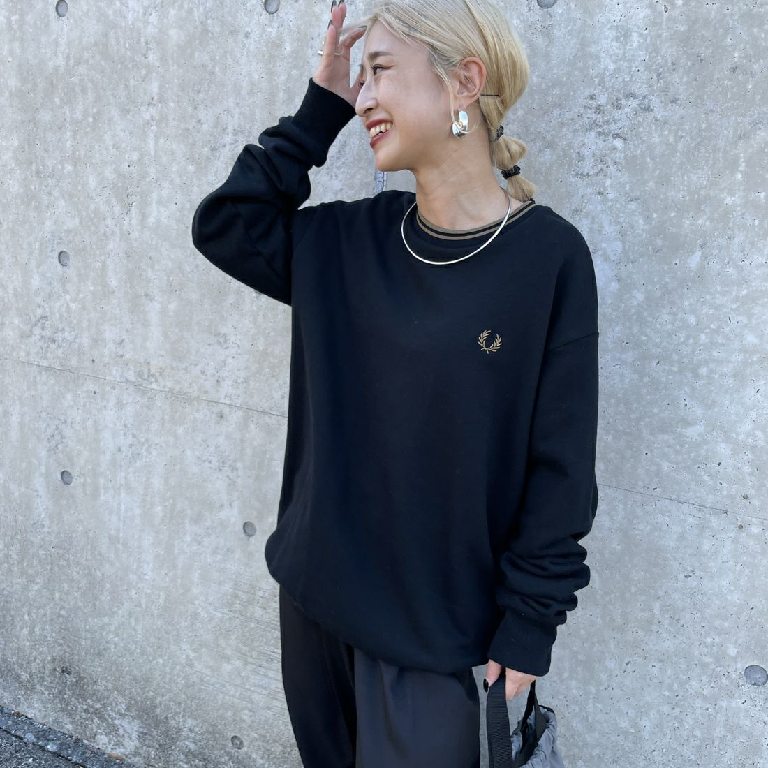 FRED PERRY [フレッドペリー] 別注 ツインティップライン ワンポイントロゴ刺繍クルーネックスウェット [FPM-24A-004-JF] BLACK &&モデル身長：150cm 着用サイズ：S&&