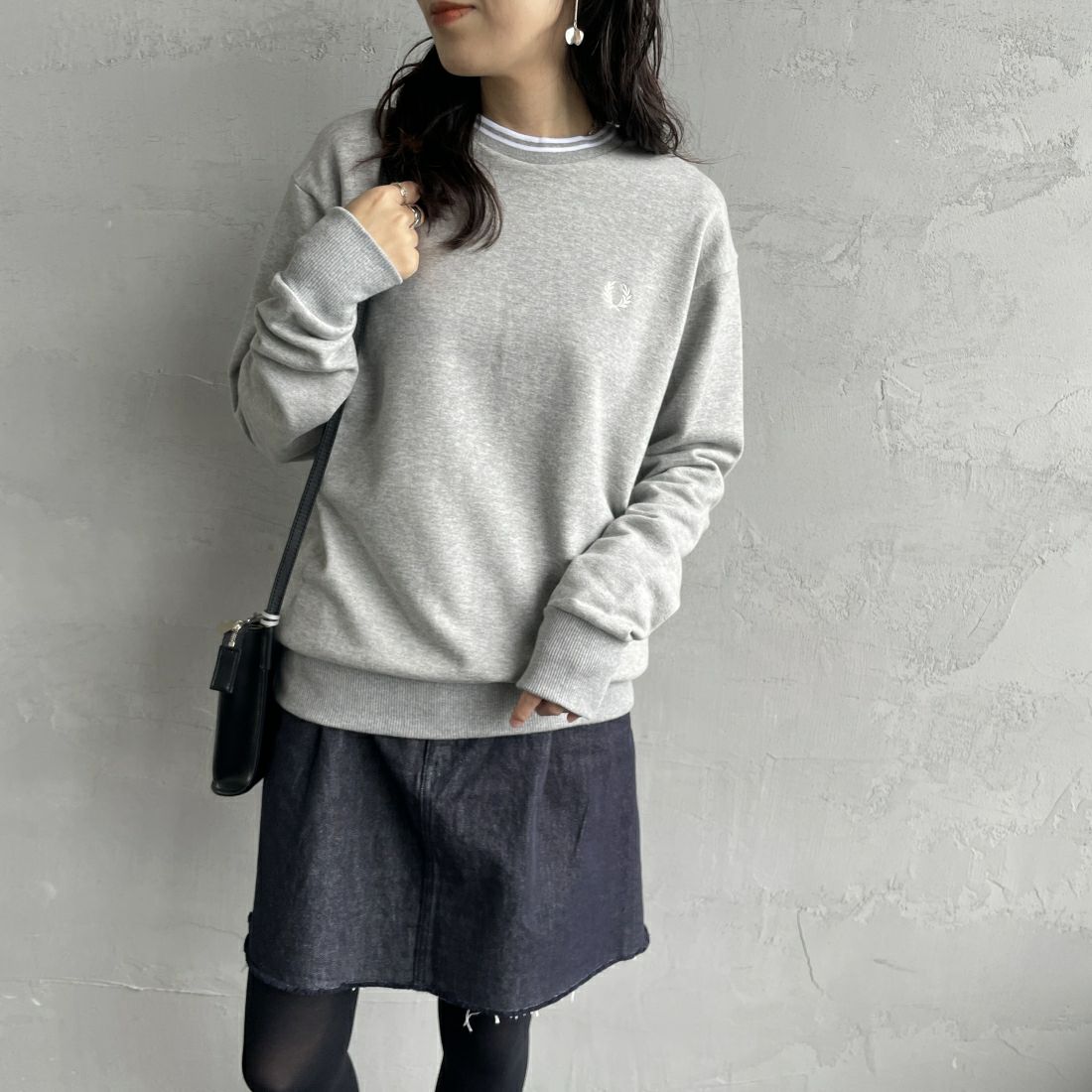 FRED PERRY [フレッドペリー] 別注 ツインティップライン ワンポイントロゴ刺繍クルーネックスウェット [FPM-24A-004-JF] STEEL MARL &&モデル身長：160cm 着用サイズ：S&&