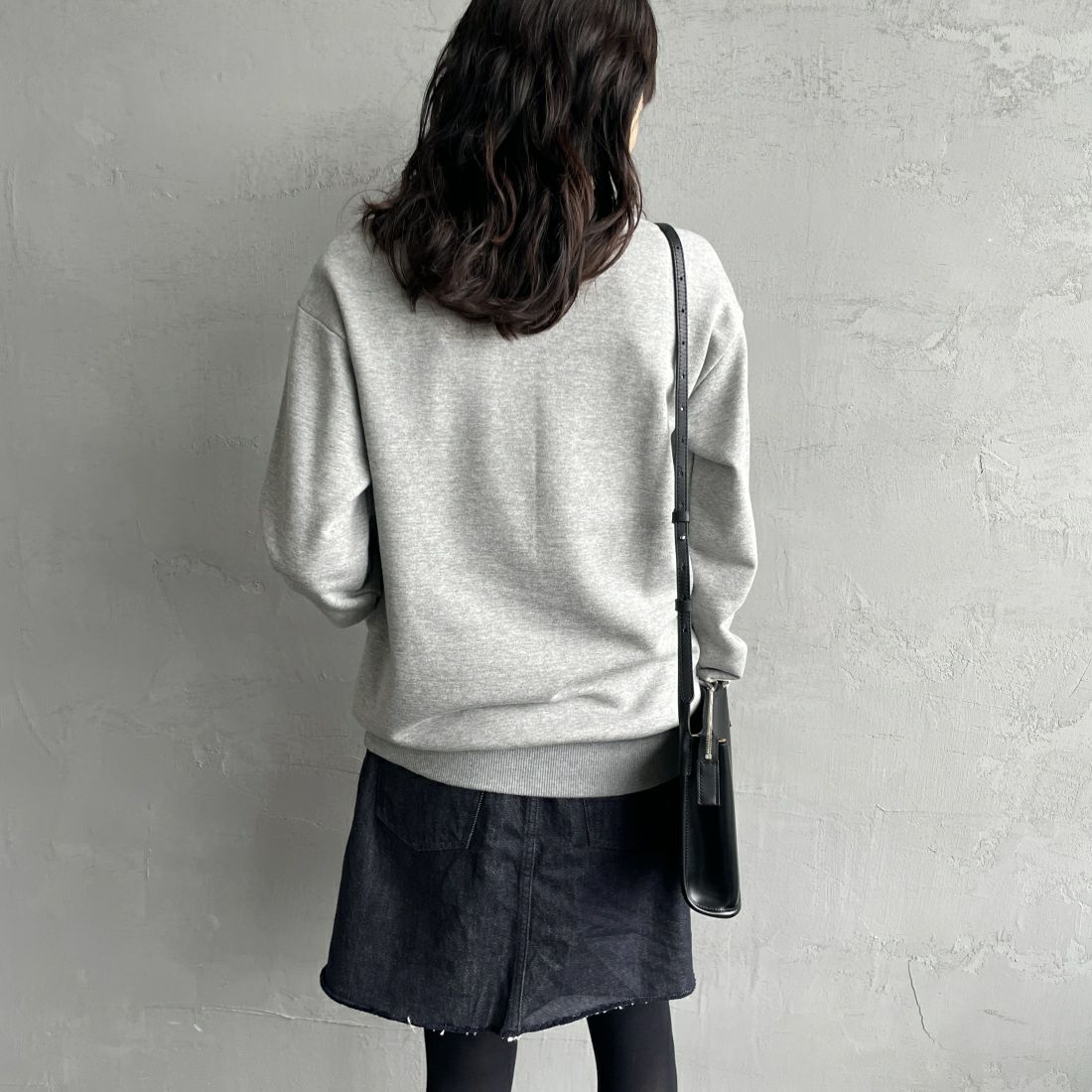 FRED PERRY [フレッドペリー] 別注 ツインティップライン ワンポイントロゴ刺繍クルーネックスウェット [FPM-24A-004-JF] STEEL MARL &&モデル身長：160cm 着用サイズ：S&&