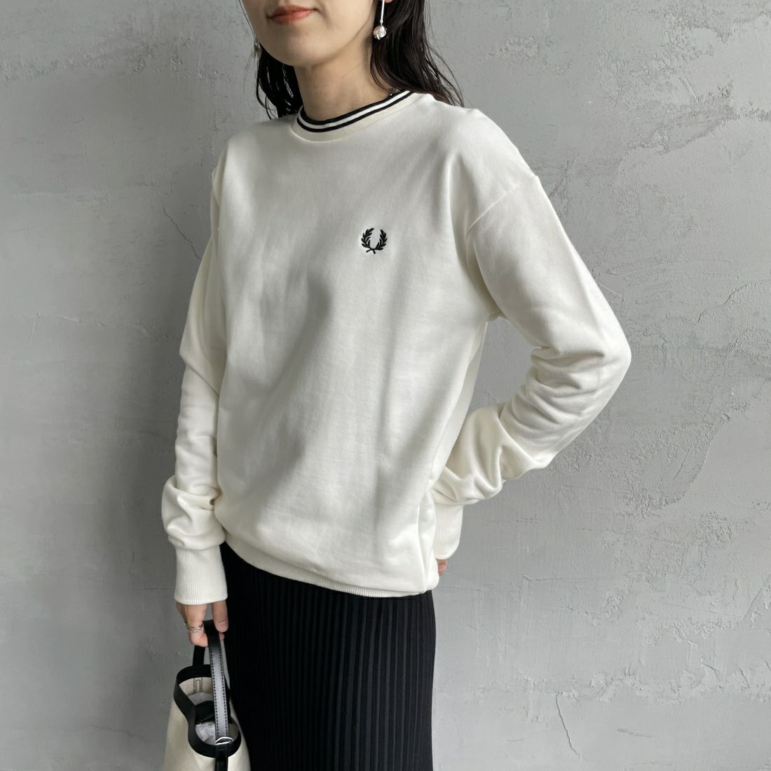 FRED PERRY [フレッドペリー] 別注 ツインティップライン ワンポイントロゴ刺繍クルーネックスウェット [FPM-24A-004-JF] ECRU &&モデル身長：160cm 着用サイズ：S&&