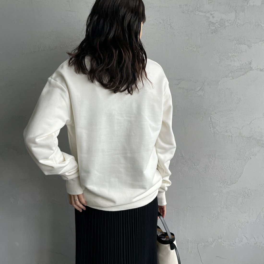 FRED PERRY [フレッドペリー] 別注 ツインティップライン ワンポイントロゴ刺繍クルーネックスウェット [FPM-24A-004-JF] ECRU &&モデル身長：160cm 着用サイズ：S&&