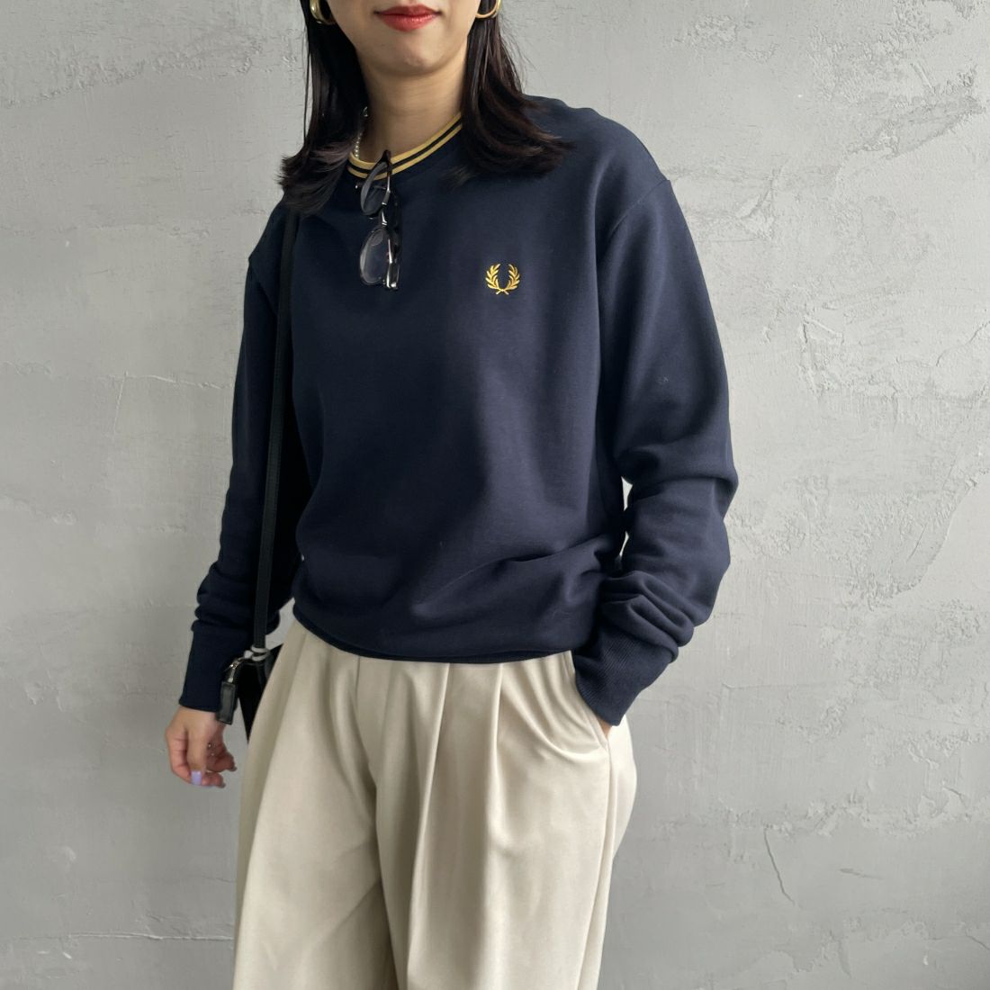 FRED PERRY [フレッドペリー] 別注 ツインティップライン ワンポイントロゴ刺繍クルーネックスウェット [FPM-24A-004-JF] NAVY &&モデル身長：163cm 着用サイズ：S&&