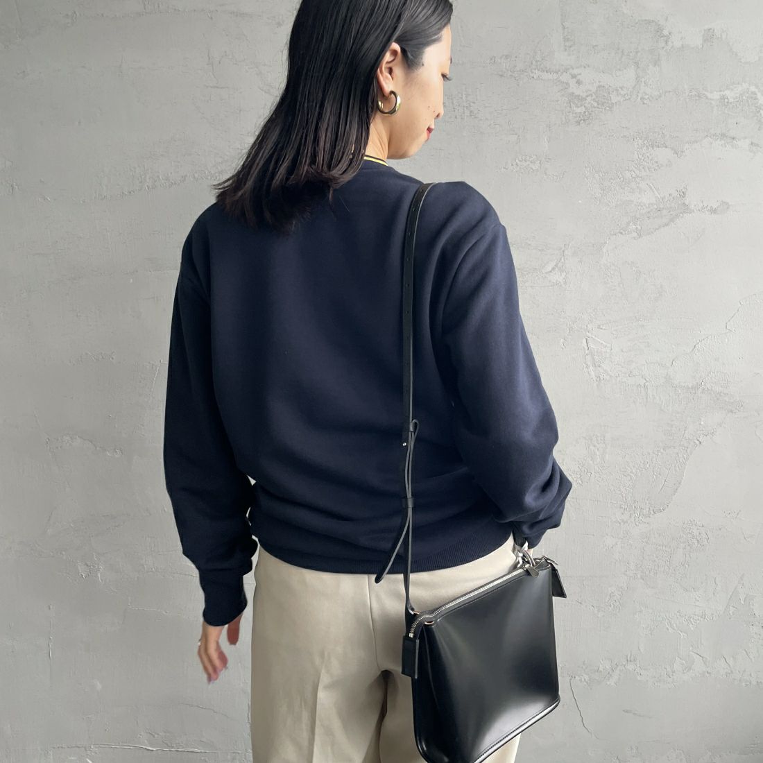 FRED PERRY [フレッドペリー] 別注 ツインティップライン ワンポイントロゴ刺繍クルーネックスウェット [FPM-24A-004-JF] NAVY &&モデル身長：163cm 着用サイズ：S&&