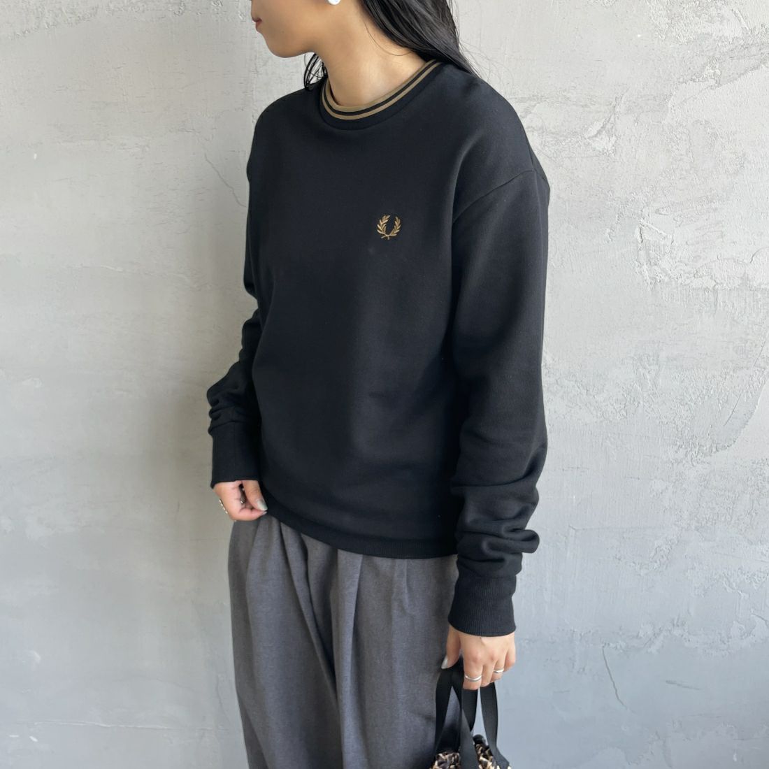 FRED PERRY [フレッドペリー] 別注 ツインティップライン ワンポイントロゴ刺繍クルーネックスウェット [FPM-24A-004-JF] BLACK &&モデル身長：156cm 着用サイズ：S&&